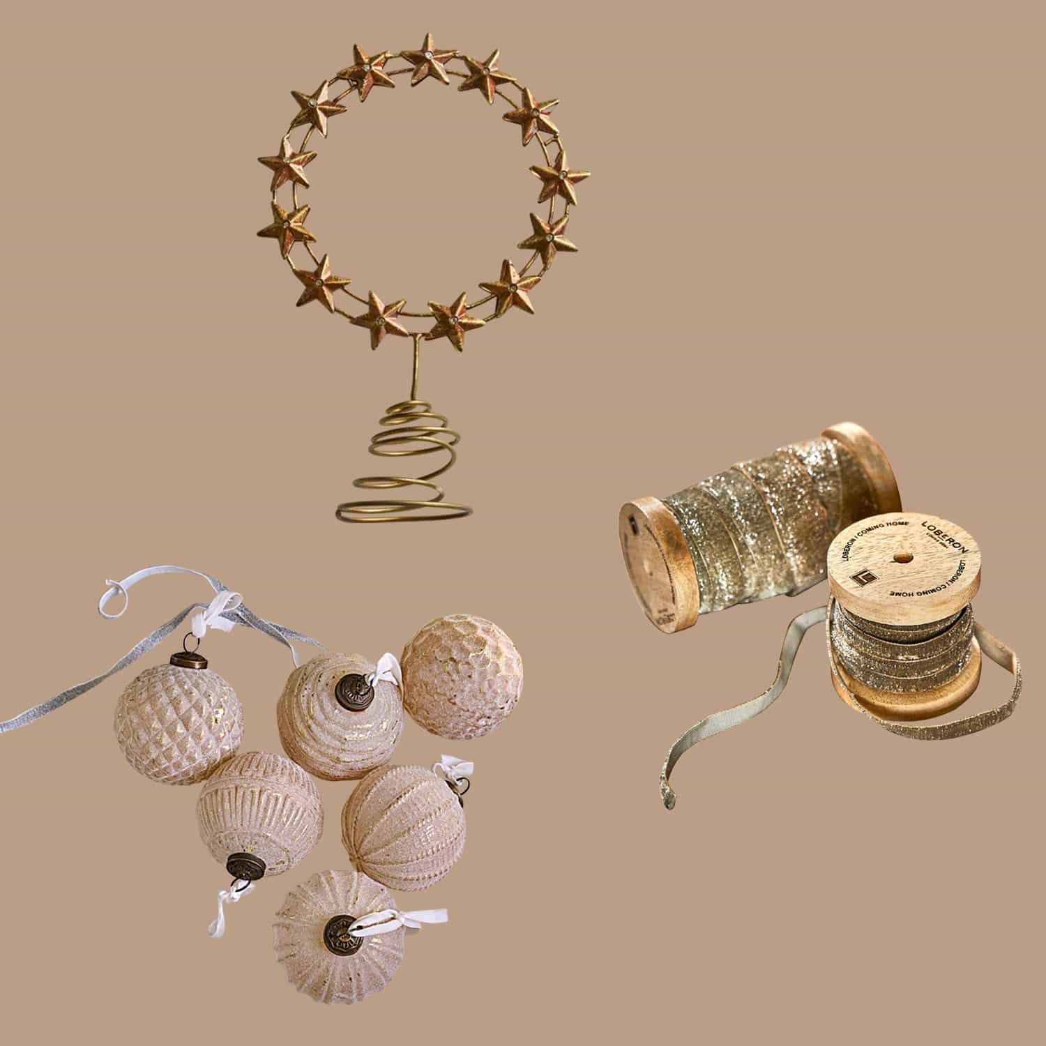 Set goldfarbiger Weihnachtsdekorationen mit Stern-Topper, Kugeln und glitzernden Bändern