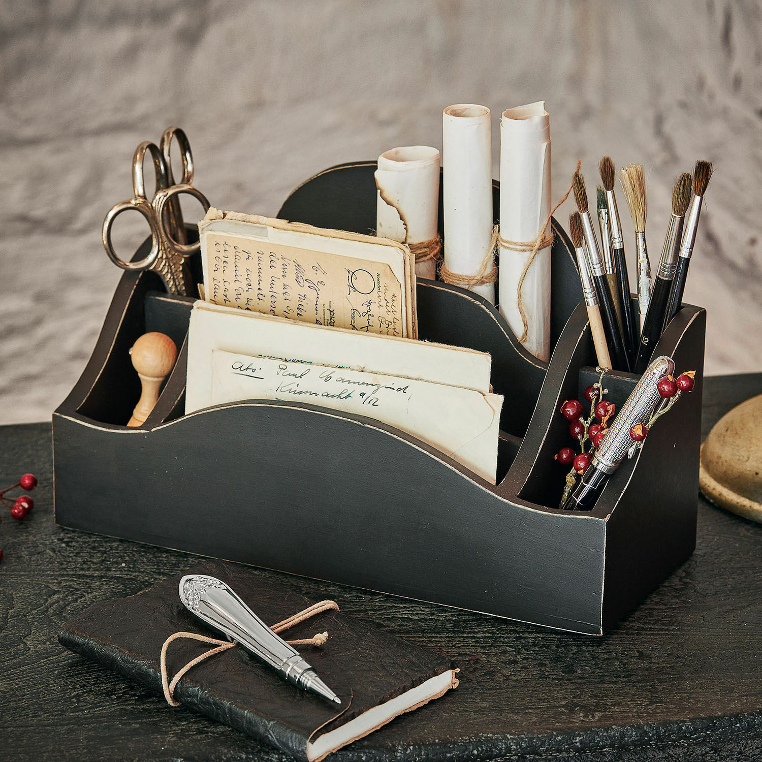 Organizer Jaina Schwarzer Holz-Organizer mit Fächern für Pinsel, Schere und Briefe im Vintage-Stil