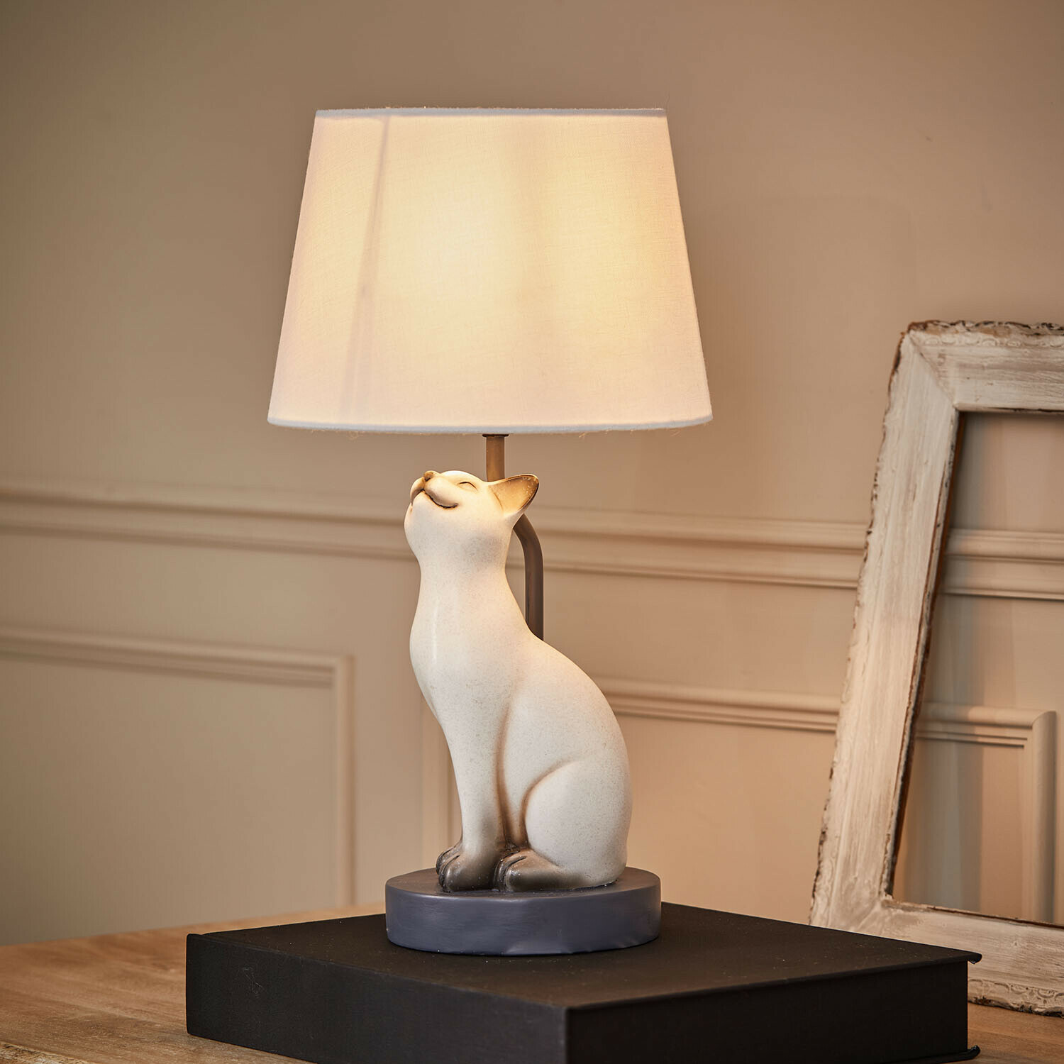 Tischlampe Ormeya Tischlampe mit weisser Keramikbasis in Katzenform und cremefarbenem Lampenschirm fürs Wohnzimmer