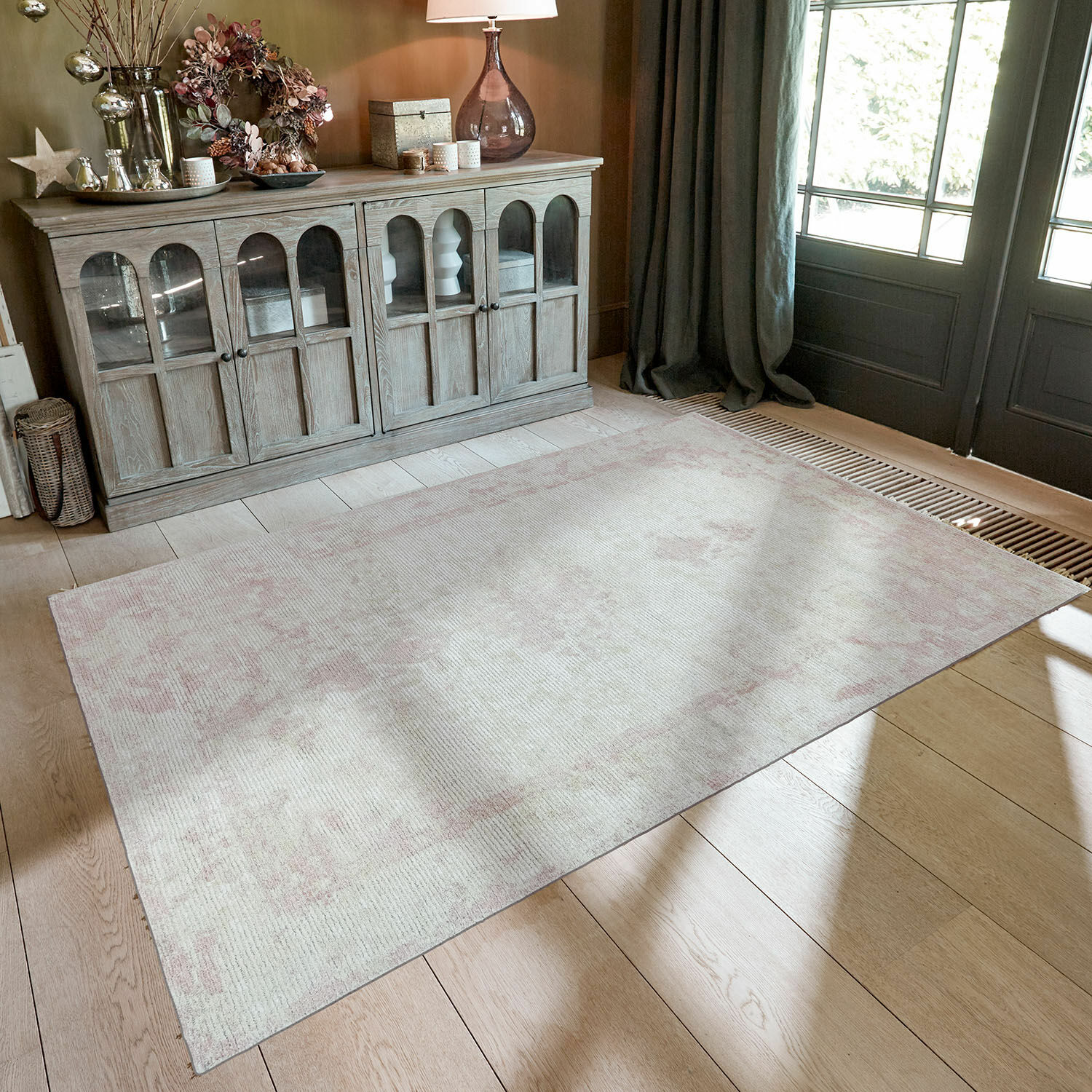 Heller Teppich in Beige und Rosa auf Holzboden in gemütlichem Zimmer