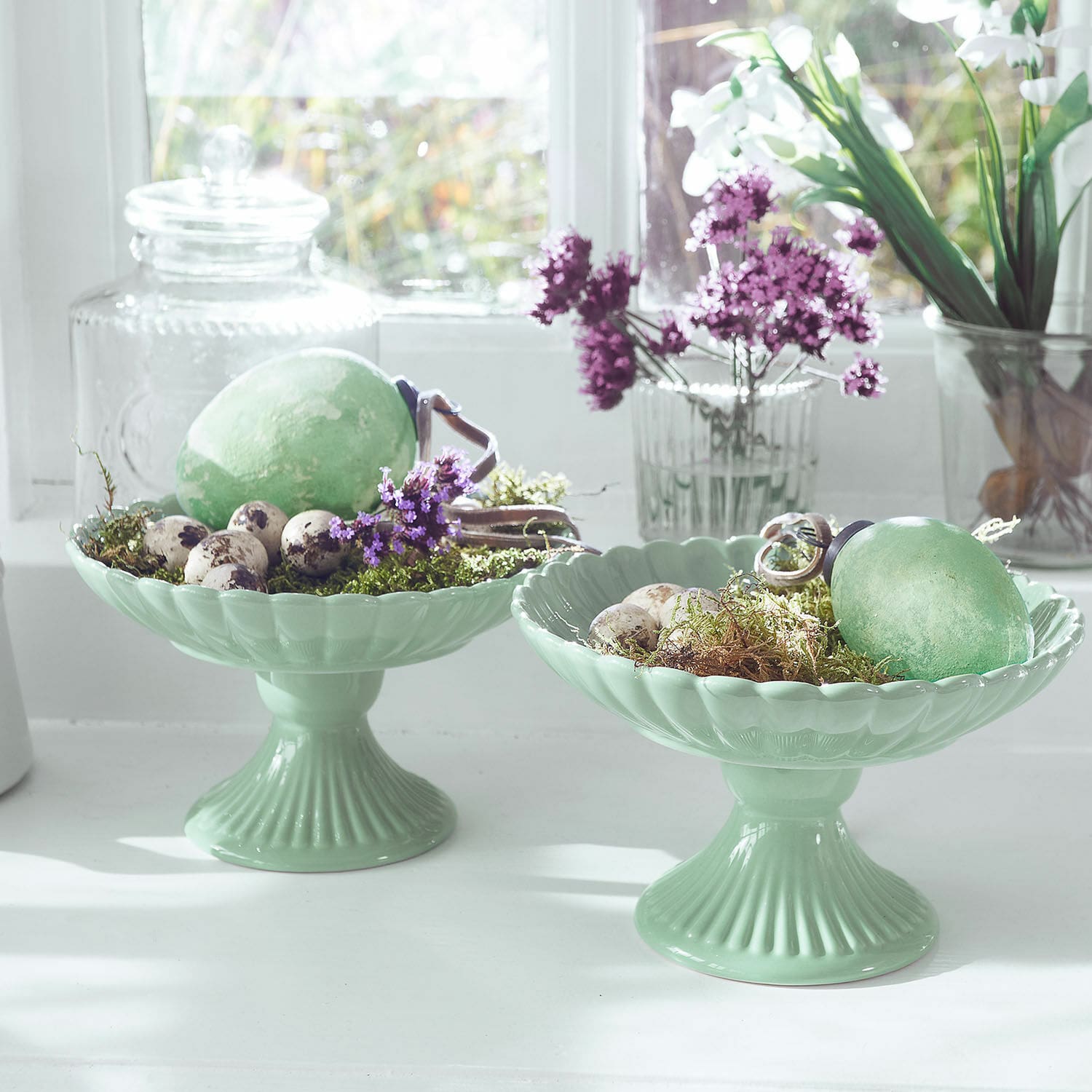 Schale 2er Set Zervil Grüne Keramikschalen auf Fuss mit Eiern und Blumen dekoriert, helle Frühlingsdekoration