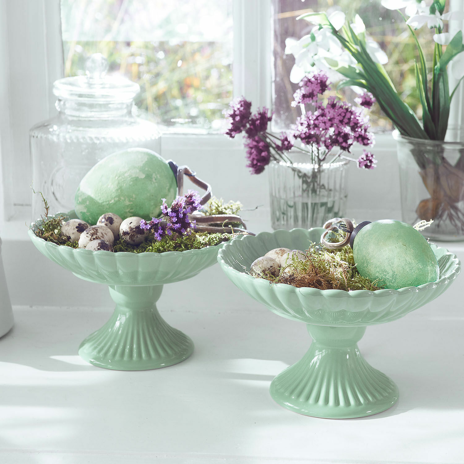 Schale 2er Set Zervil Grüne Keramikschalen auf Fuss mit Eiern und Blumen dekoriert, helle Frühlingsdekoration