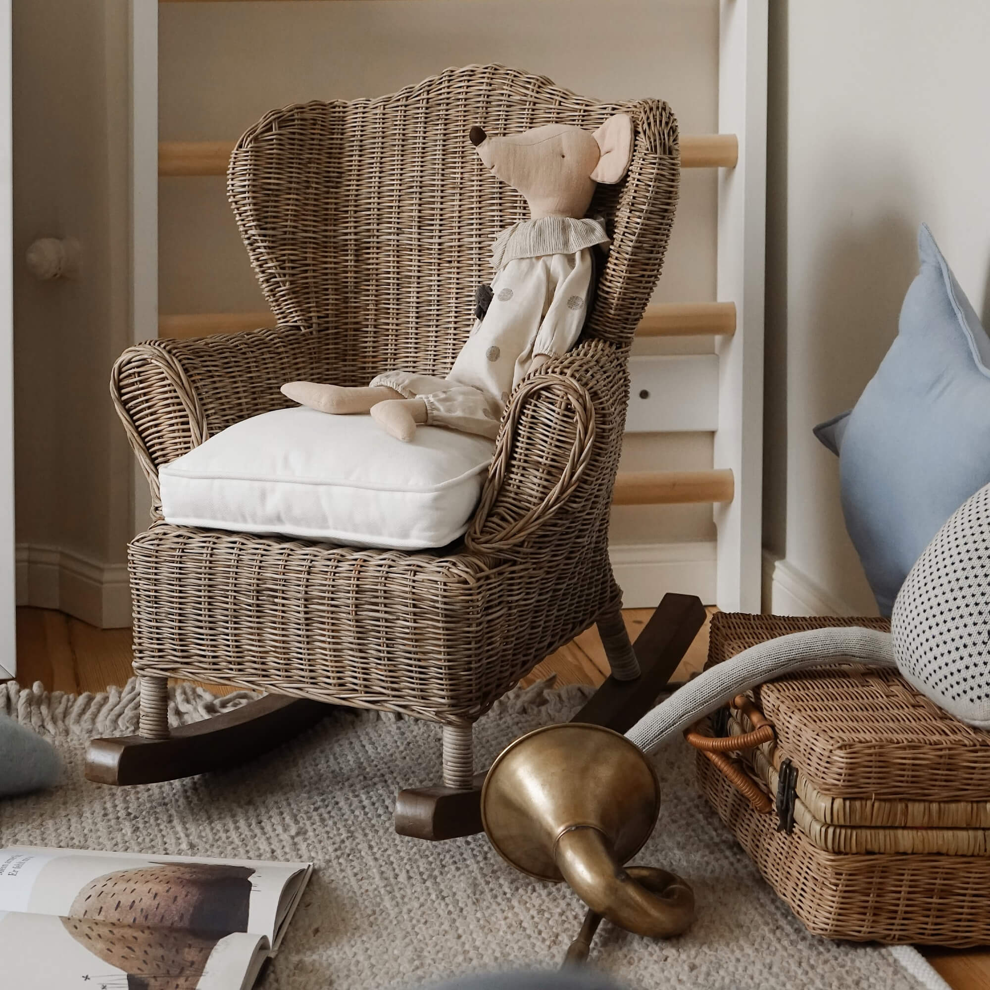 Rattanschaukelstuhl mit weissem Kissen und Plüschmaus, natürlicher Look, Kinderzimmerdekoration