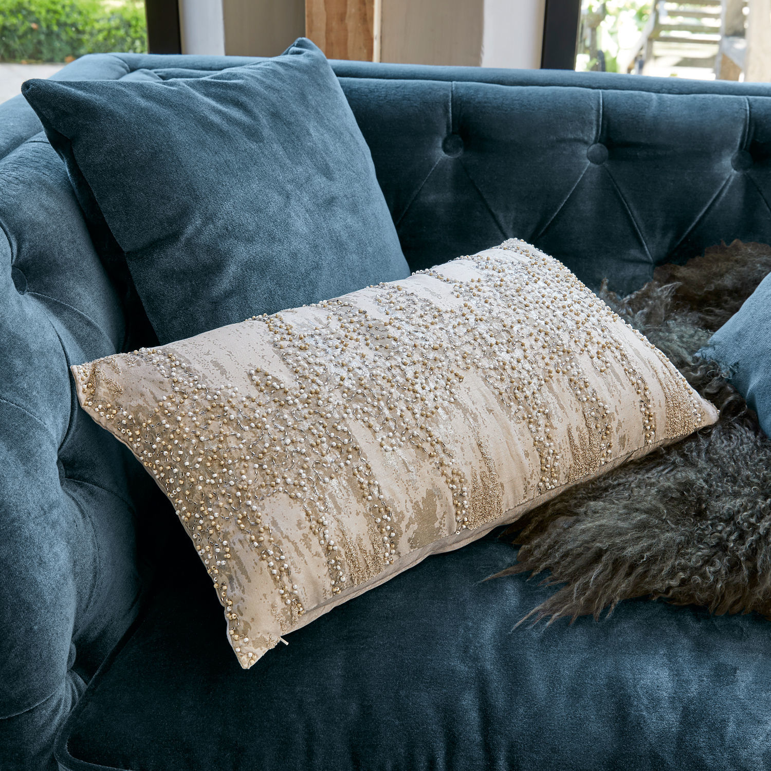 Kissenhülle Aparan Beiges dekoratives Kissen mit Perlen auf blauem Samtsofa, stilvolles Wohnaccessoire