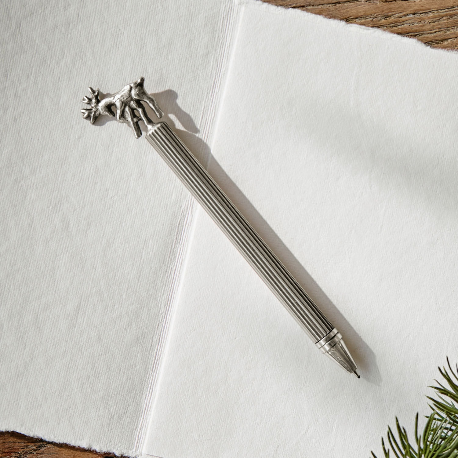 Stift Velandor Eleganter Metallkugelschreiber mit Hirschornament am Ende, ideal zum Schreiben und Verschenken