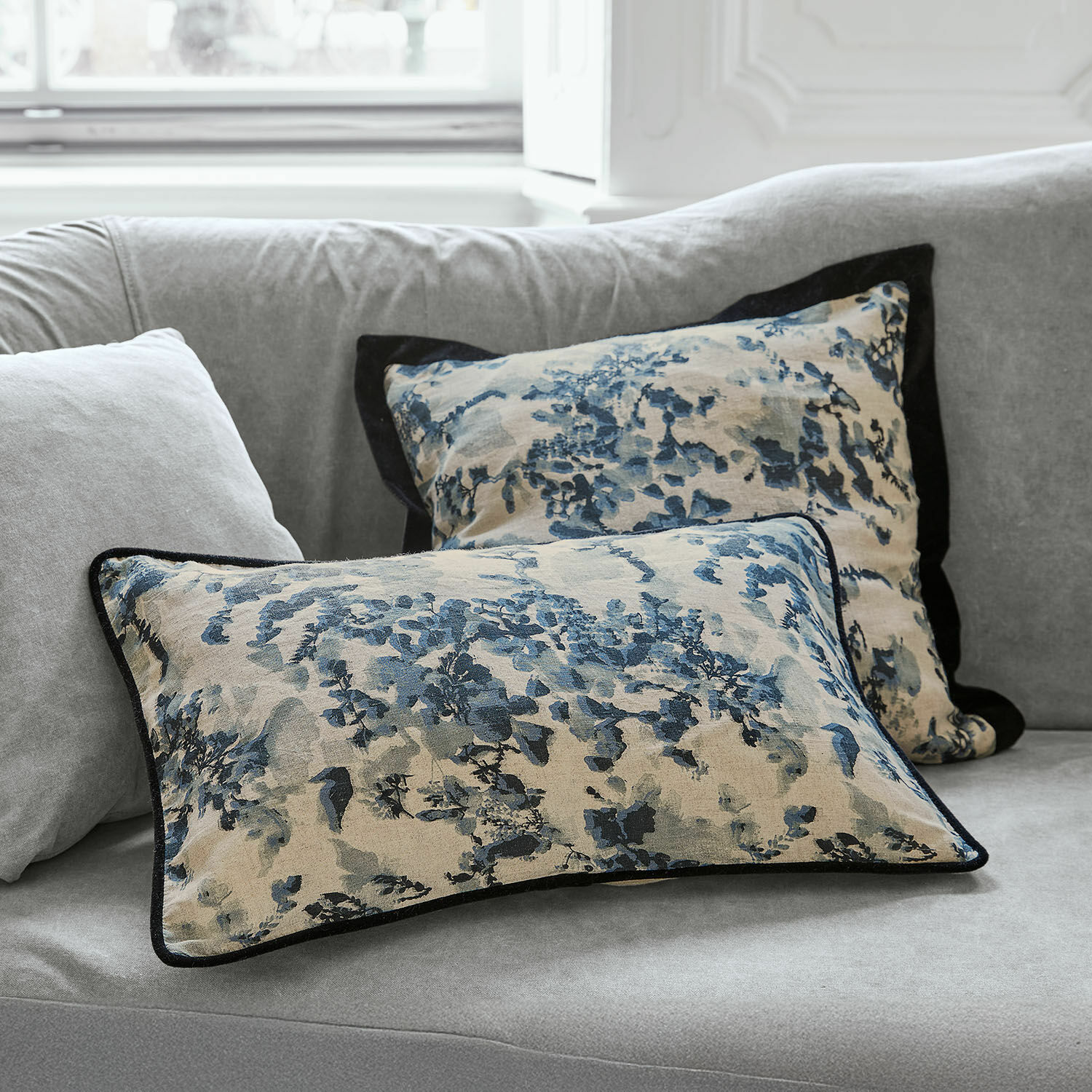 Kissenhülle 2er Set Miretique Dekorative Baumwollkissen in Beige-Blau auf grauem Sofa, stilvolle Wohnaccessoires fürs Wohnzimmer