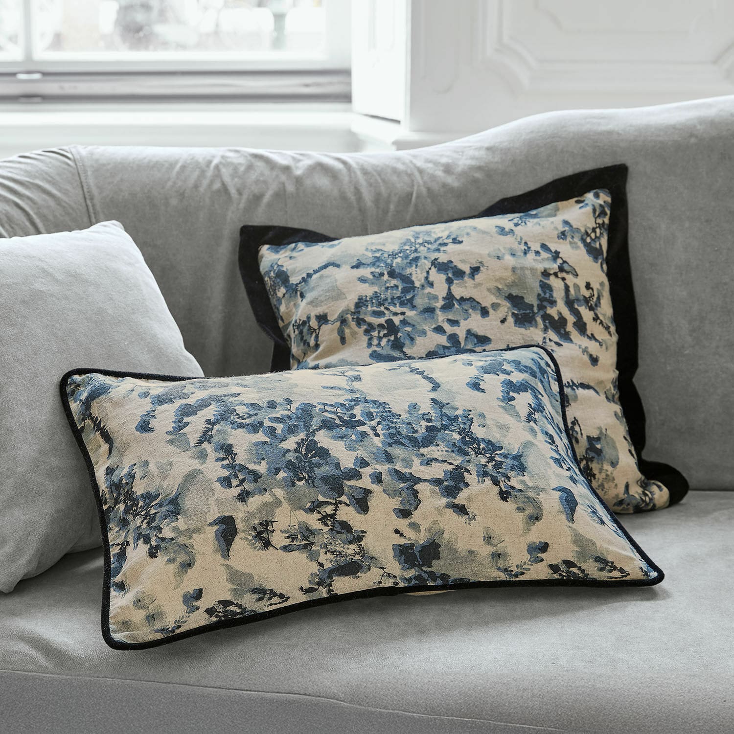 Kissenhülle 2er Set Miretique Dekorative Baumwollkissen in Beige-Blau auf grauem Sofa, stilvolle Wohnaccessoires fürs Wohnzimmer