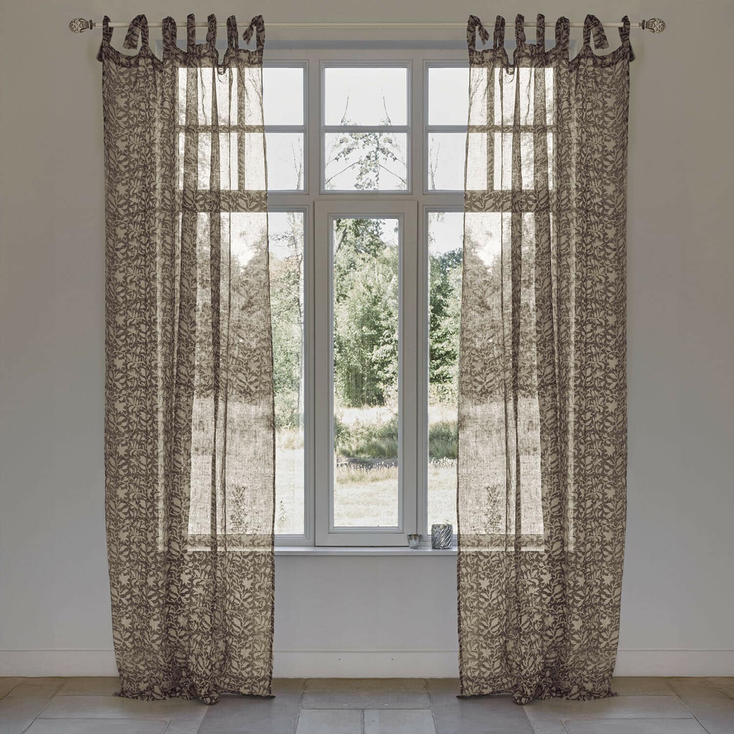 Gardine Ziradayn Transparente Vorhänge mit braunem Blattmuster, Fensterdekoration in hellem Raum