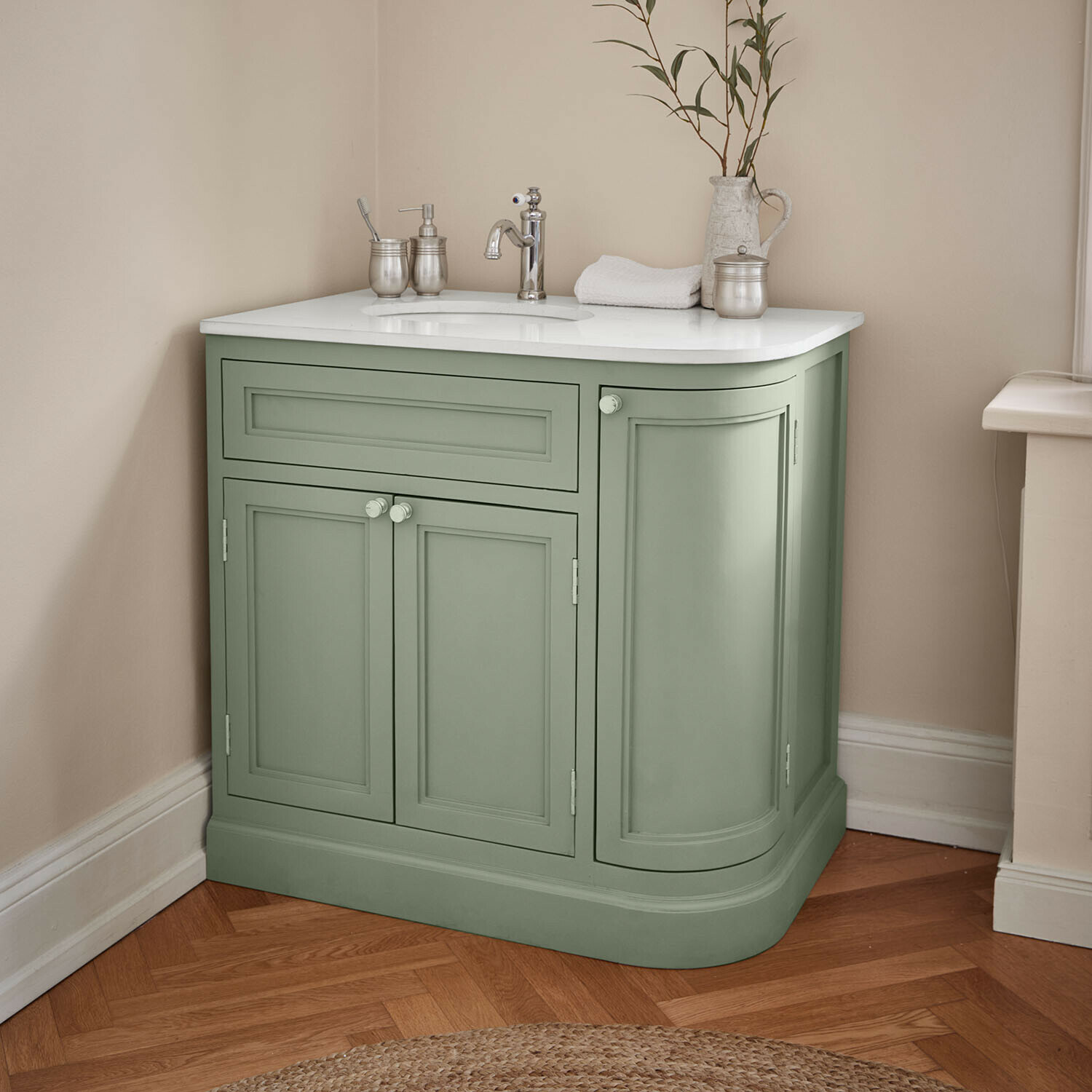 Waschtisch Léonvelle Grüner Badezimmerschrank mit weisser Arbeitsplatte und verchromtem Wasserhahn, Vintage-Stil, Holzboden