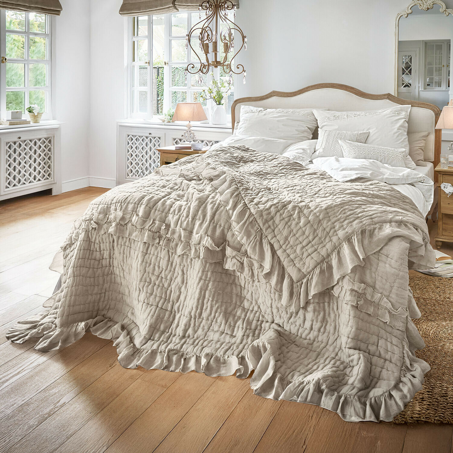 Quilt Calennent Beige Steppdecke mit Rüschen aus weichem Stoff auf Bett in hellem Schlafzimmer mit Holzboden