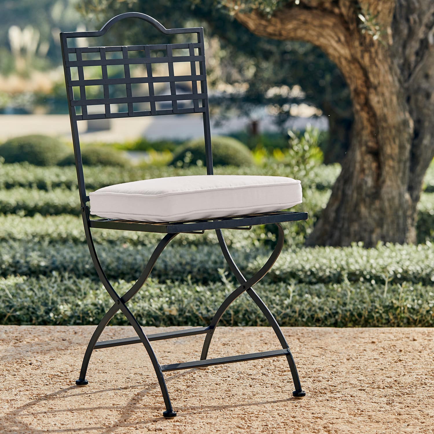 Sitzkissen Salome Schwarzer Metall-Gartenstuhl mit weissem Sitzkissen, elegantes Gartenmöbel für draussen