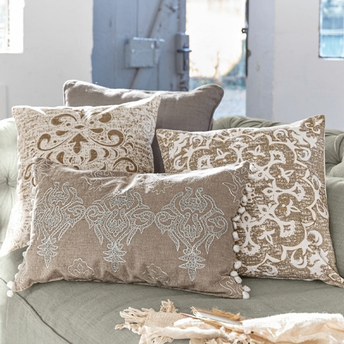 Vier dekorative Kissen in Beige und Weiss mit Mustern auf dem Sofa, Wohntextilien fürs Wohnzimmer