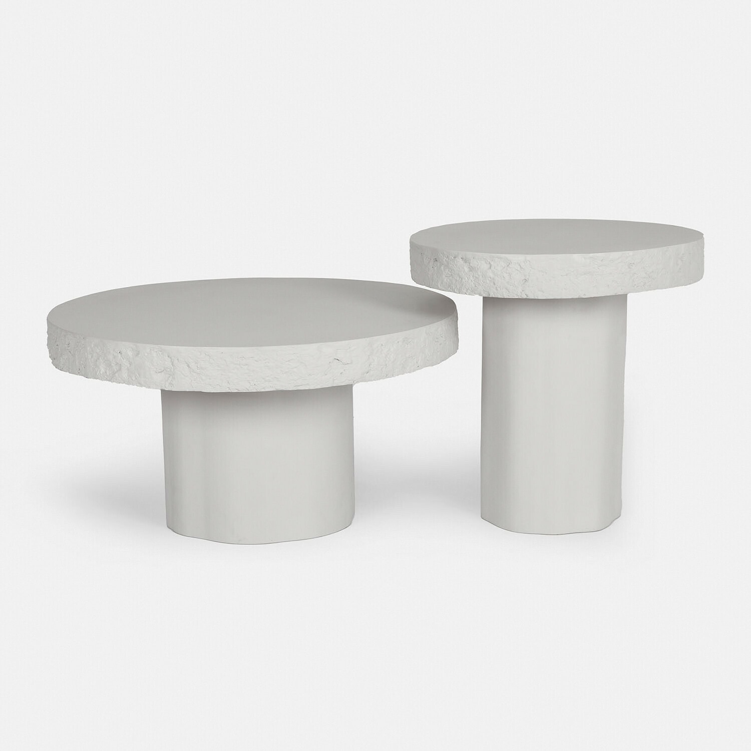 Set von zwei weissen Beistelltischen aus Beton mit strukturierter Oberfläche und zylindrischem Fuss
