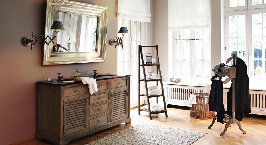 Stilvolles Badezimmer mit Holzkommode, grossem Spiegel und natürlichem Licht im Island-Stil