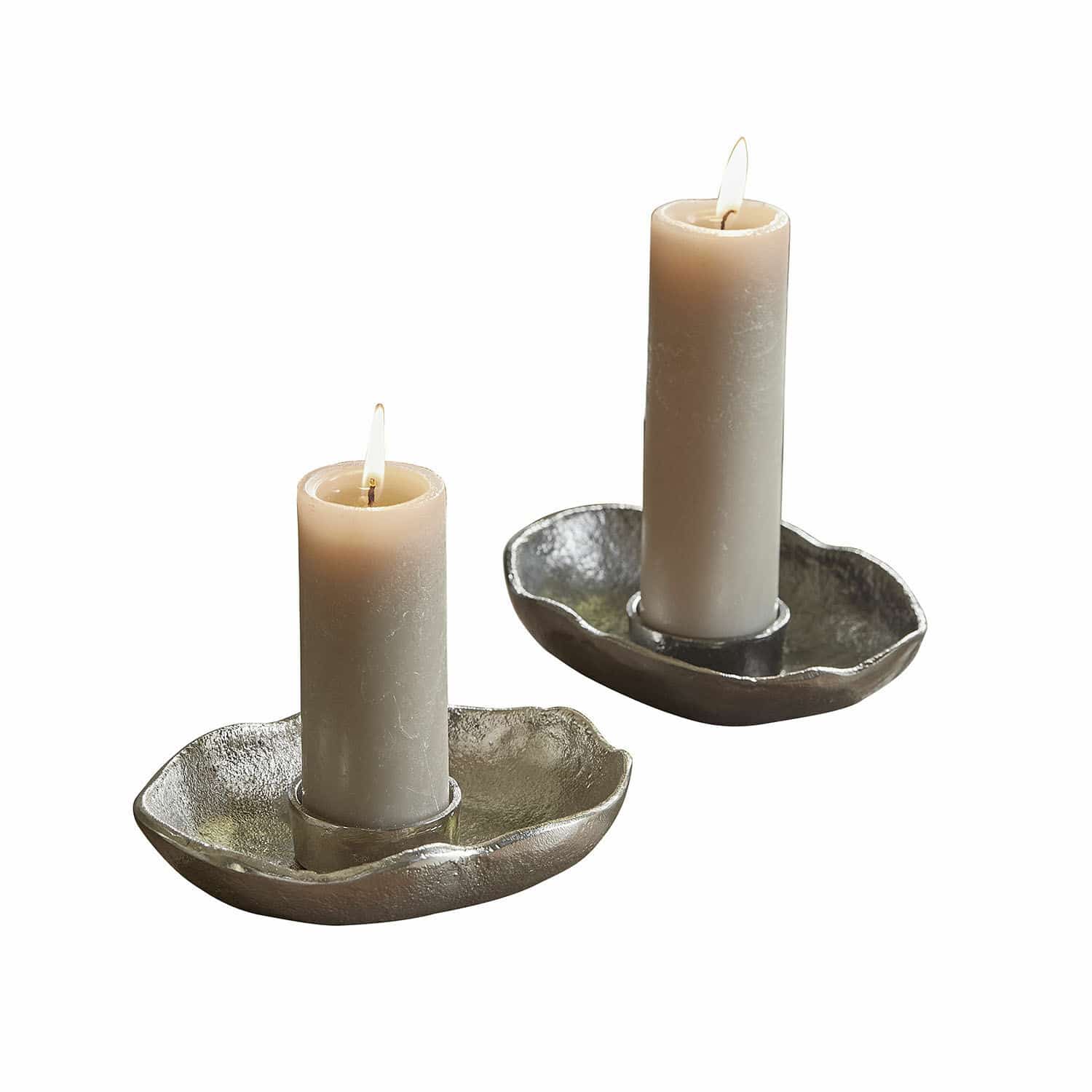 Teelichthalter 2er Set Quilvano Zwei beige Kerzen in silbernen Metallkerzenhaltern mit unregelmässiger Form, dekoratives Wohnaccessoire