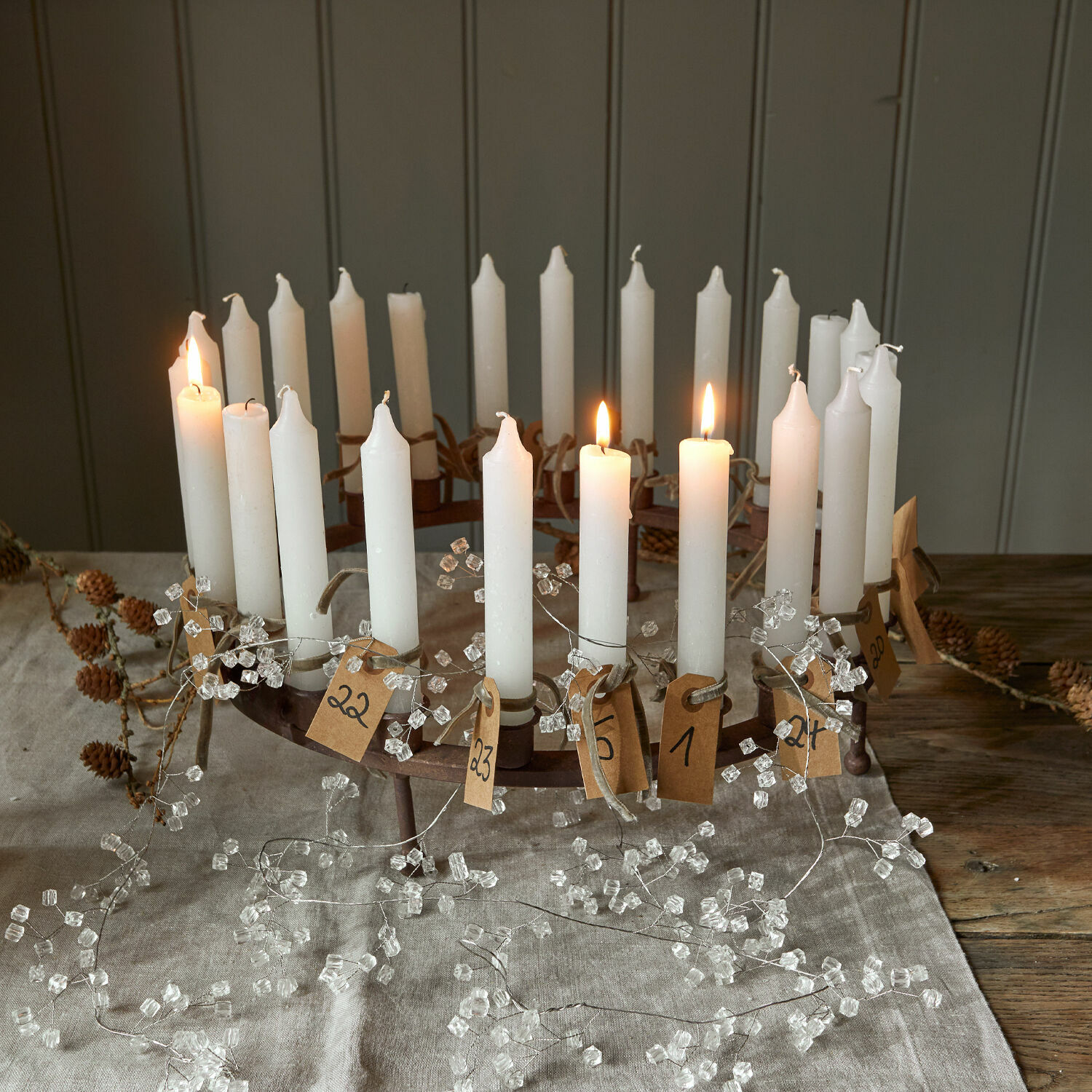 Kerzenkranz Margarit Metall-Adventskranz mit 24 weissen Kerzen und nummerierten Papieranhängern auf Leinentuch