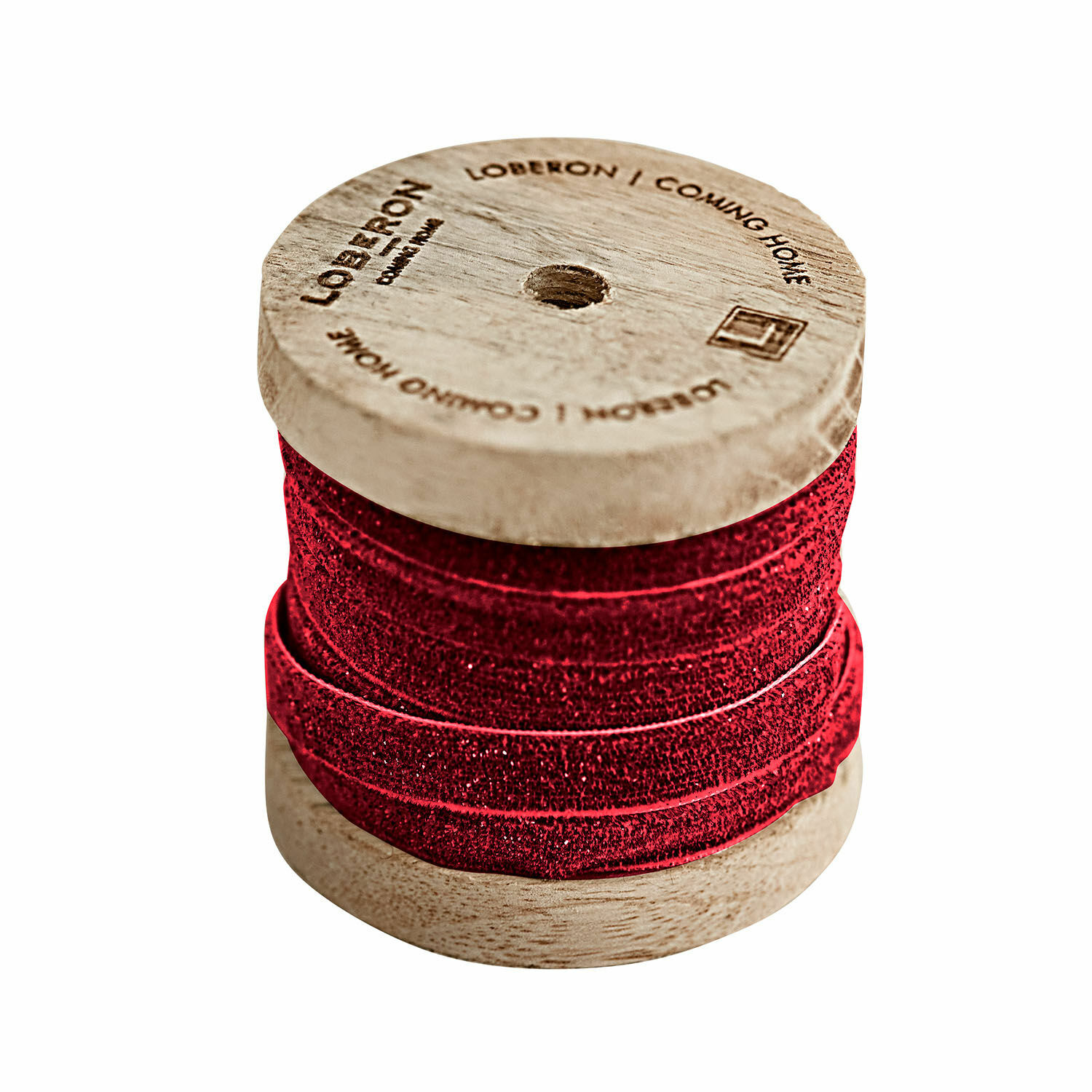 rot Rotes Samtband auf Holzspule, ideal für Dekoration und Bastelarbeiten.