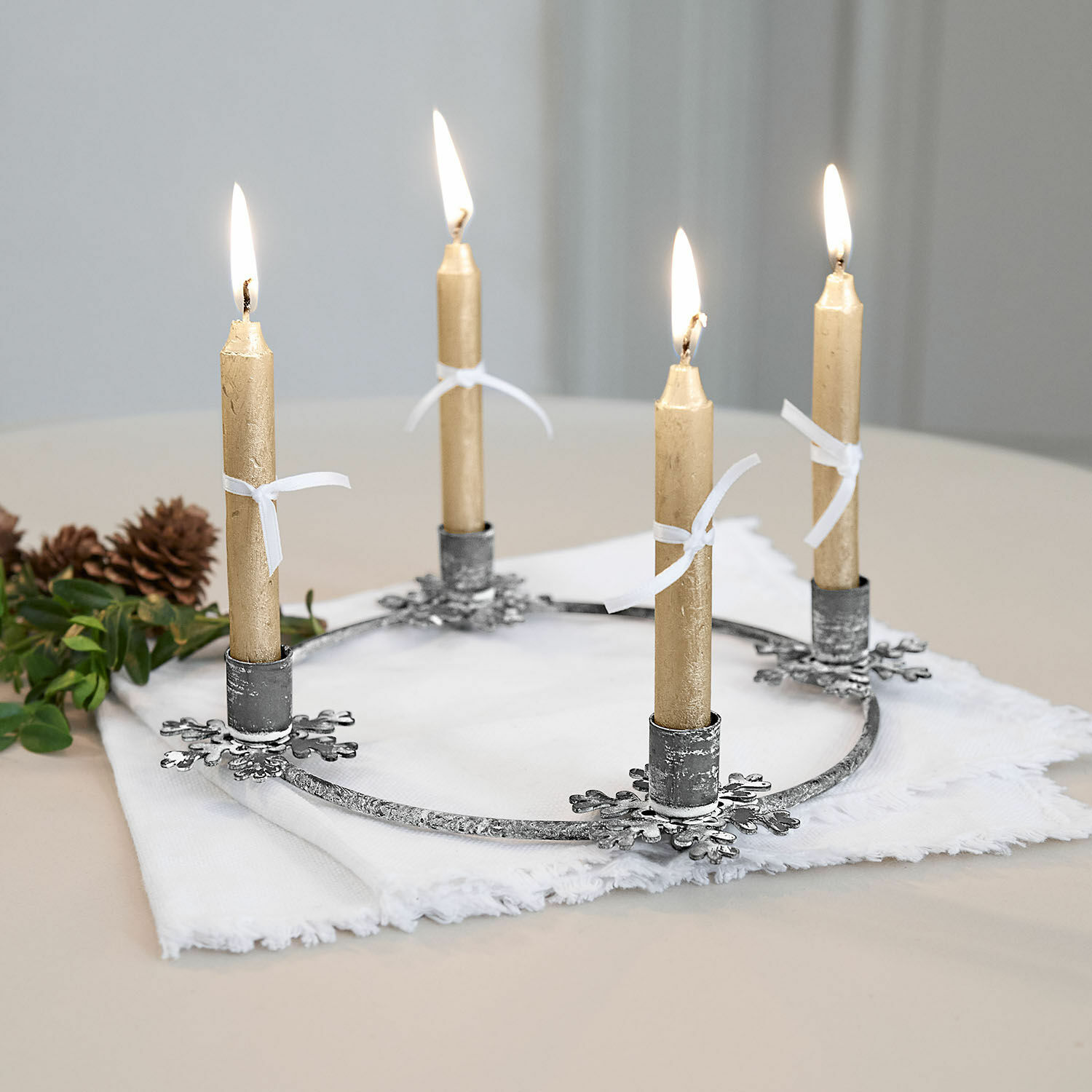 Kerzenständer Zarim Metall-Adventskranz mit vier goldfarbenen Kerzen auf weissem Stoff, festliche Weihnachtsdekoration