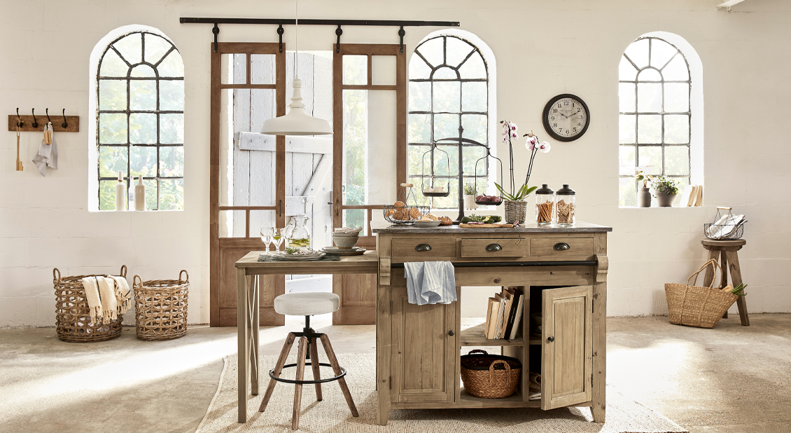 Lichtdurchflutete Loft-Küche im Landhaus-Stil