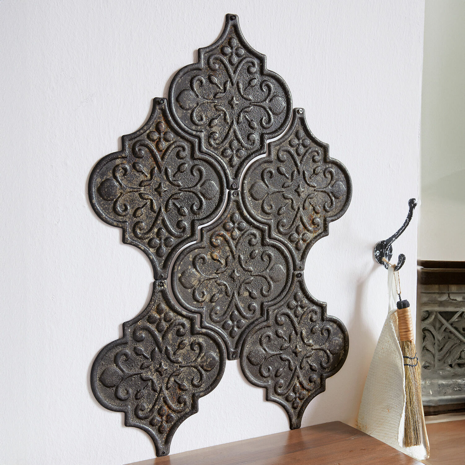 Wandornament 6er Set Halira Dekorative Wandplatte aus dunkelgrauem Gusseisen mit Ornamenten im Vintage-Stil