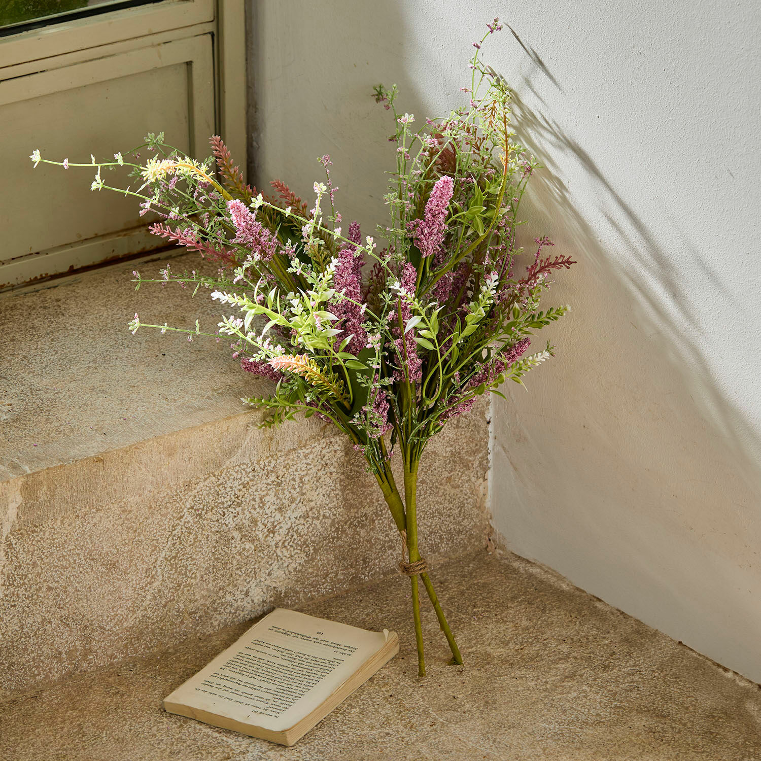 Deko-Blumenstrauss 2er Set Oiselette Kunstblumenstrauss in Rosa- und Grüntönen auf steinigem Boden neben offenem Buch