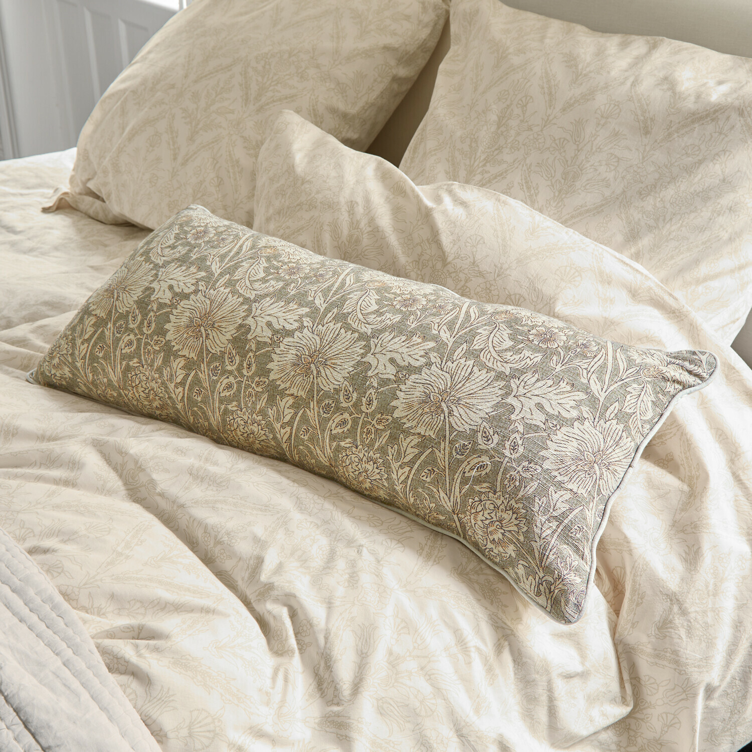 Kissen Jardin Royale Beige Bettwäsche mit feinem Blumenmuster und dekorativem Kissen mit grüner Stickerei