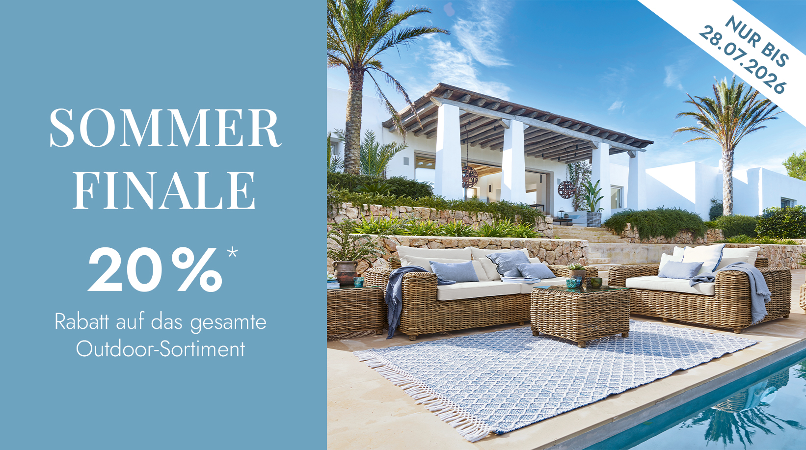 Beiges Rattan-Gartenmöbel-Set am Pool vor weissem Haus mit Palmen und blauem Himmel