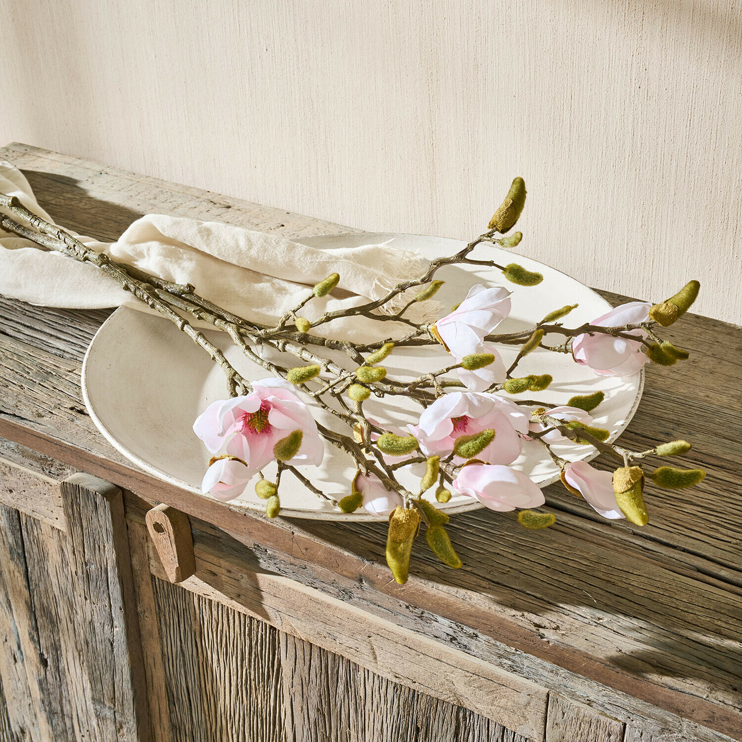 Deko-Blume 2er Set Aurélines Magnolienzweige mit rosa Blüten und grünen Knospen auf weissem Teller auf rustikalem Holztisch