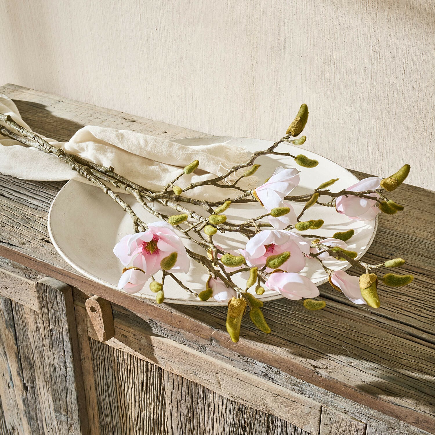 Deko-Blume 2er Set Aurélines Magnolienzweige mit rosa Blüten und grünen Knospen auf weissem Teller auf rustikalem Holztisch