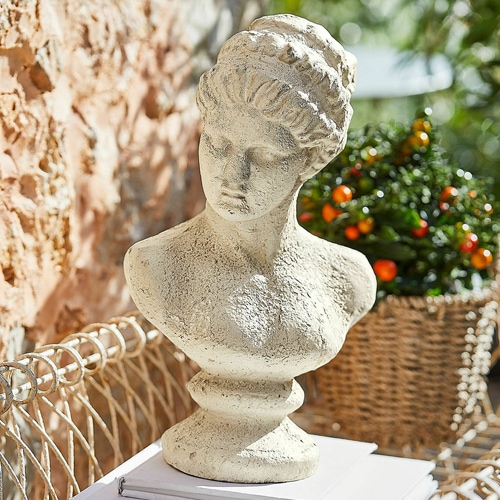 Weisse Steinguss-Porzellan-Büste als klassische Gartendekoration im sonnigen Aussenbereich