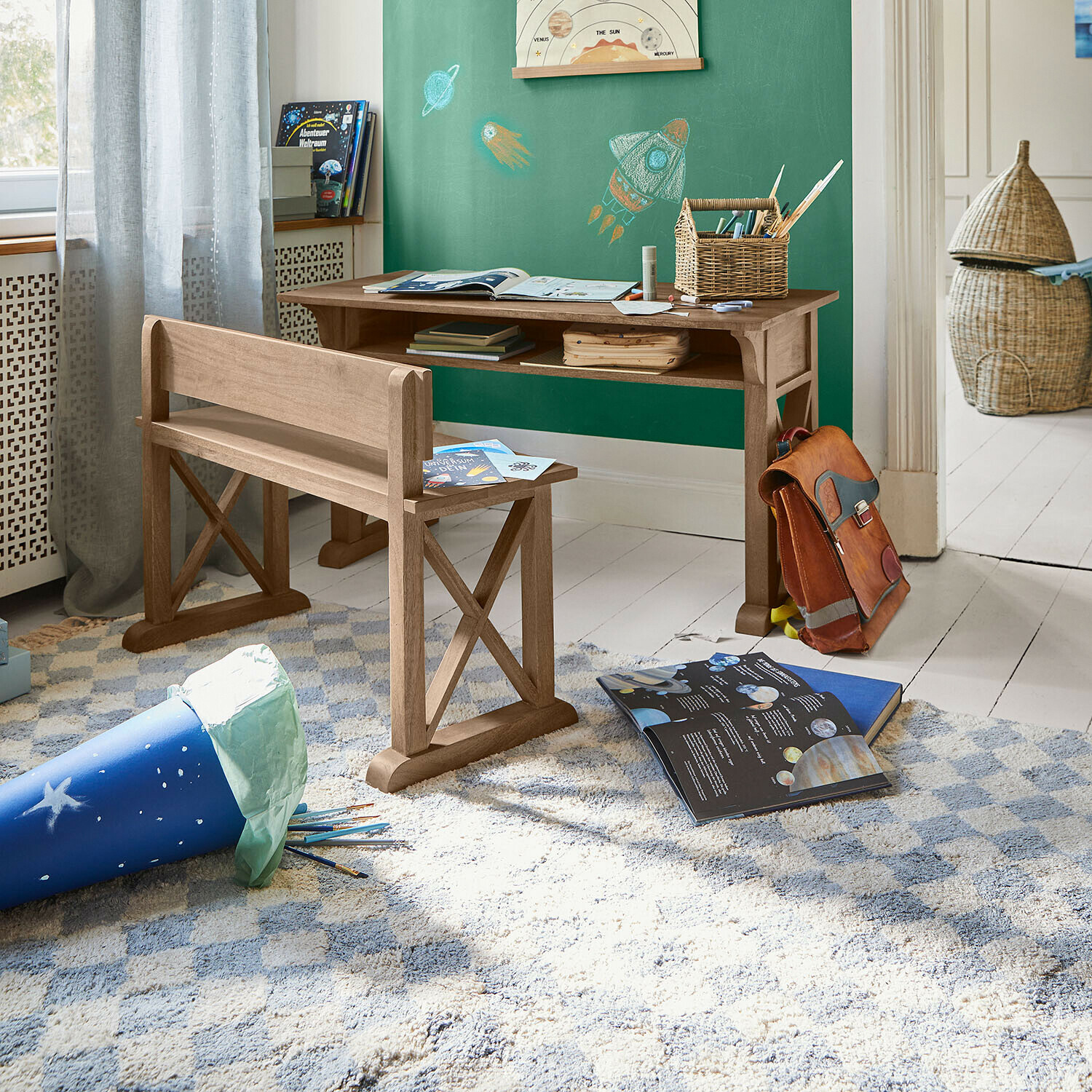 Teppich Wayburn Schreibtisch und Bank aus Naturholz im Kinderzimmer mit Weltraummotiven an der grünen Wand