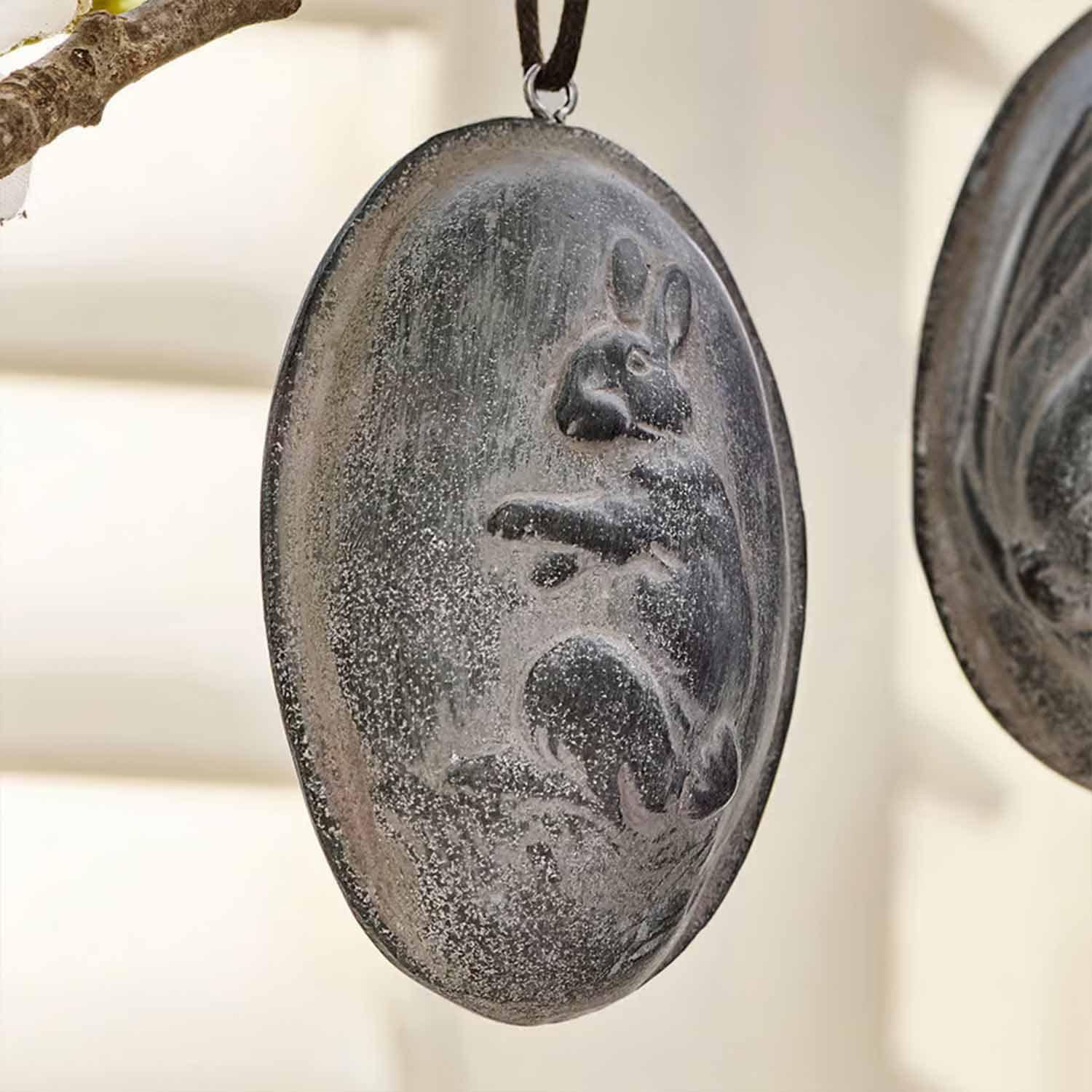 Ovale Metallanhänger mit Hasenrelief in Grau, dekorative Osterdekoration zum Aufhängen