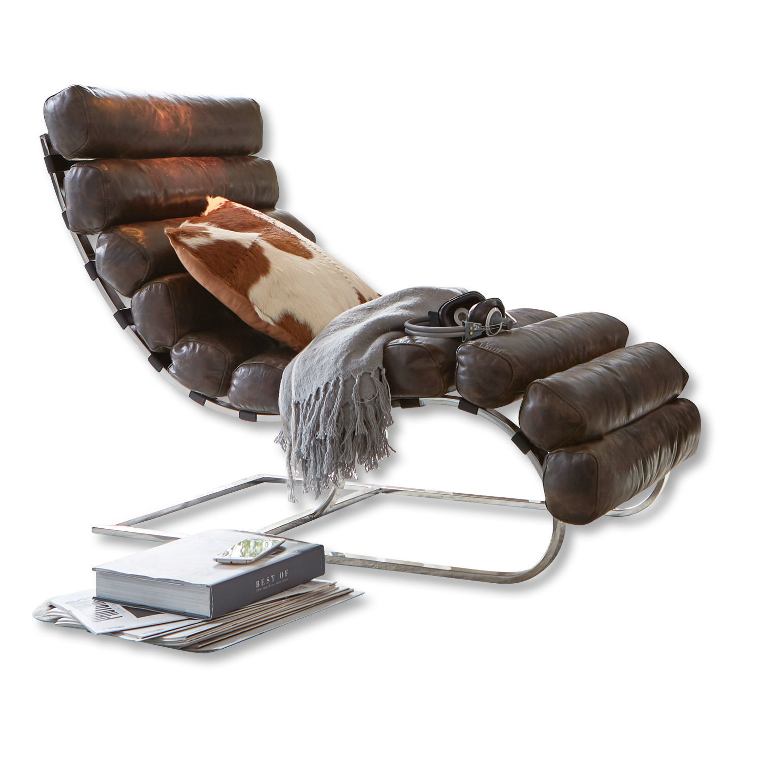 Lounger Davyss Moderner Liegestuhl aus braunem Leder mit Metallgestell, Kissen und grauem Plaid zum Entspannen.