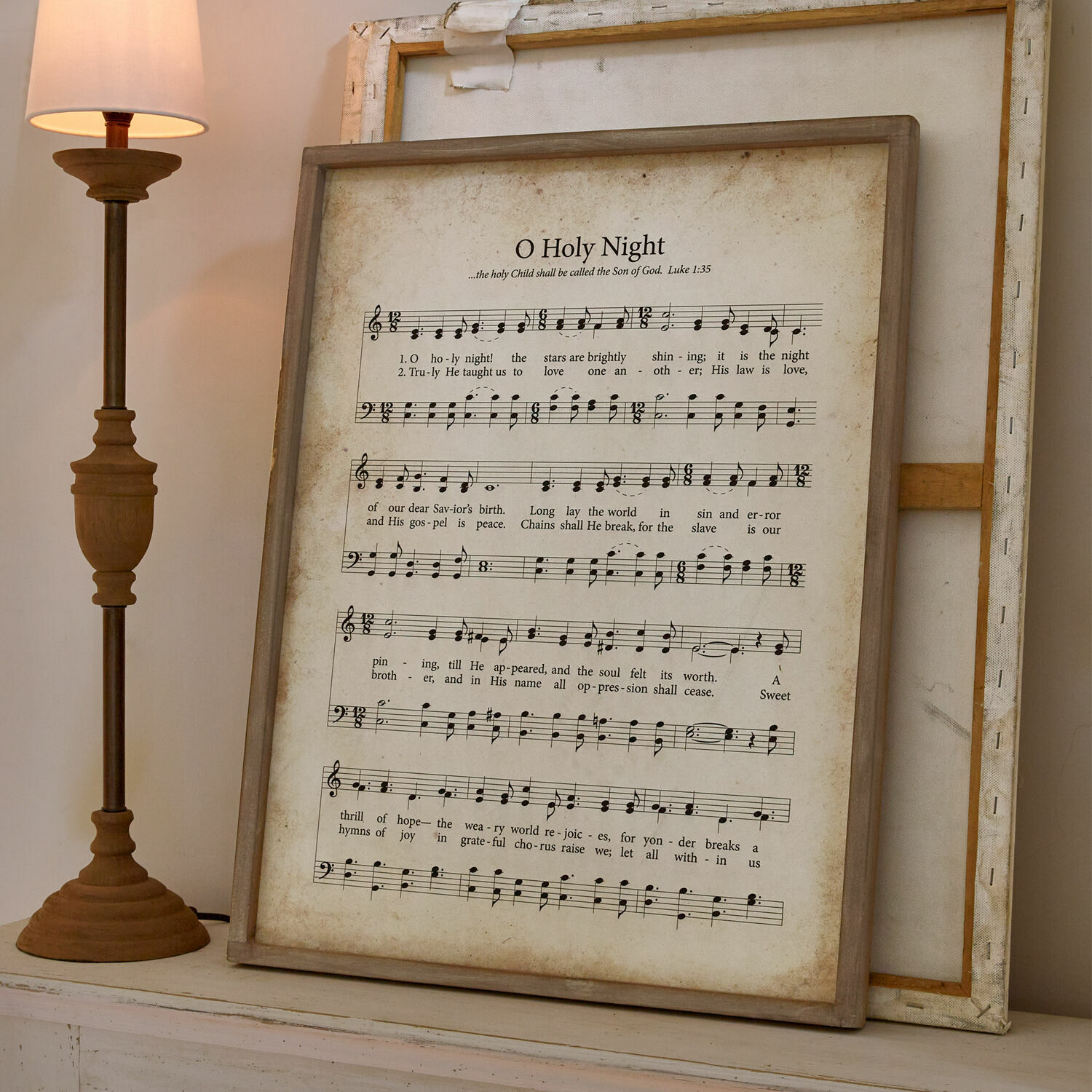 Bild Holy Night Wandbild mit Noten und Text von O Holy Night in Holzrahmen neben Stehlampe