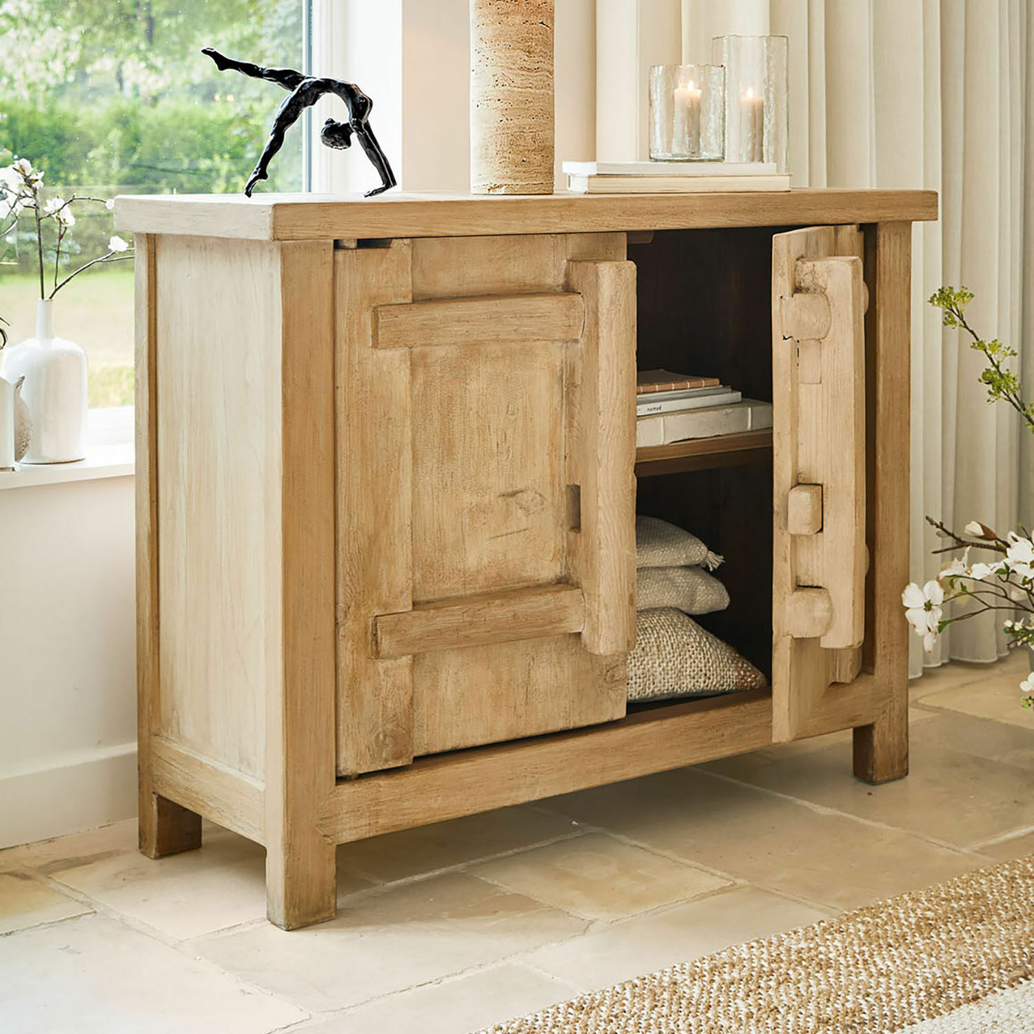 Kommode Trésorique Kommode aus hellem Holz mit offenen Türen und Dekorationen auf der Ablage, Wohnzimmermöbel