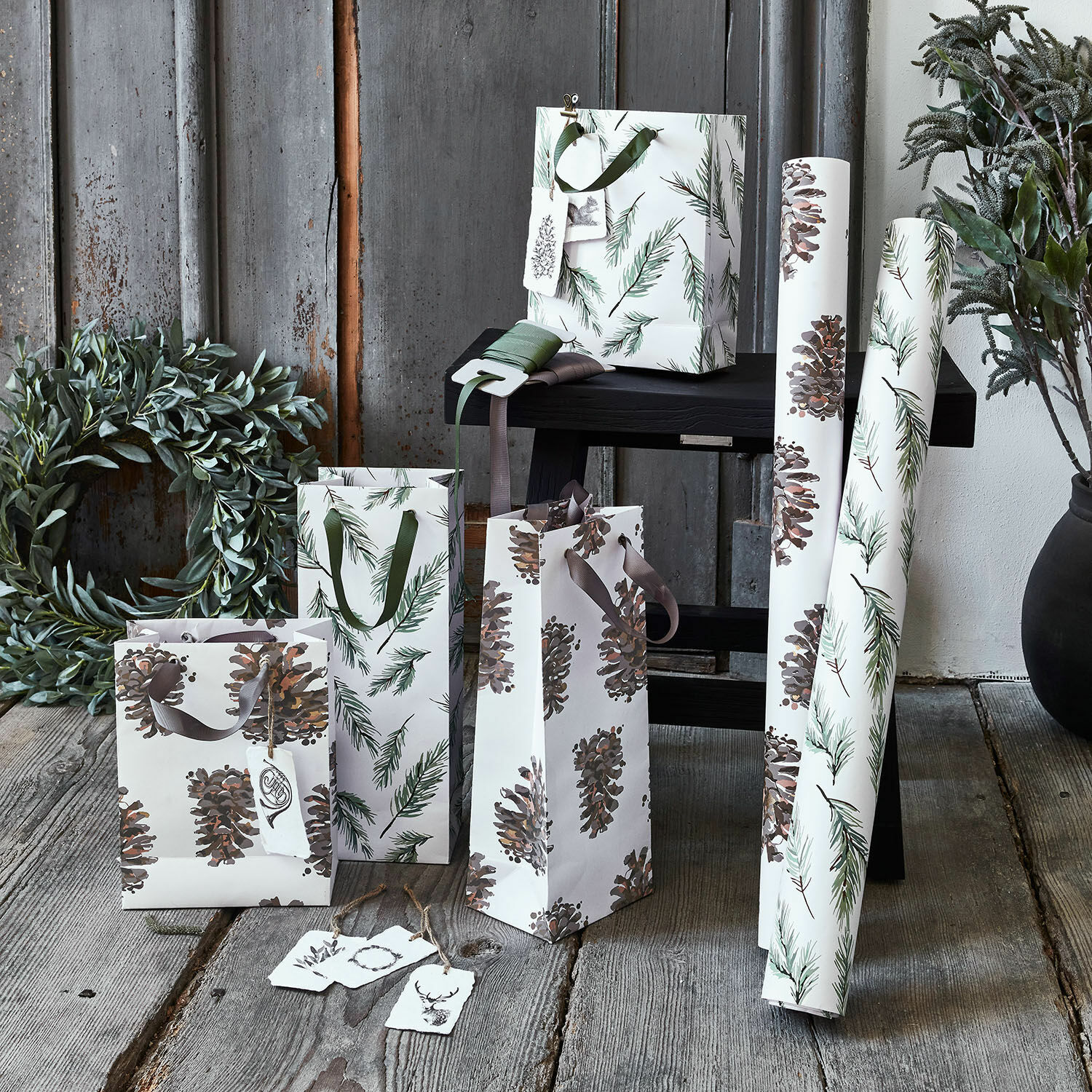 Verpackungs-Set FSC®-Mix Jiva Set aus Papiertragetaschen und Geschenkpapier mit Tannenzapfen- und Zweigmuster in Naturtönen