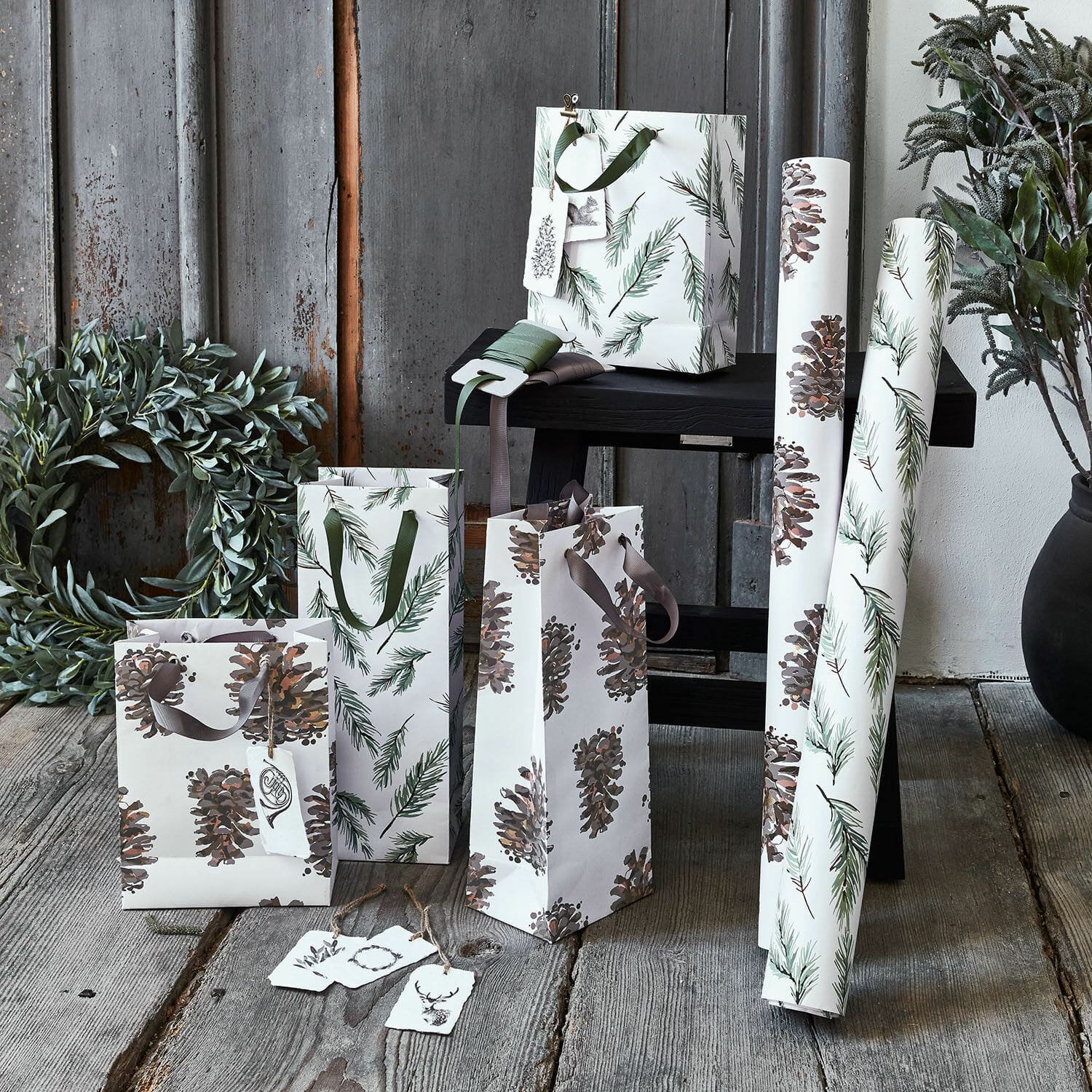 Verpackungs-Set FSC®-Mix Jiva Set aus Papiertragetaschen und Geschenkpapier mit Tannenzapfen- und Zweigmuster in Naturtönen