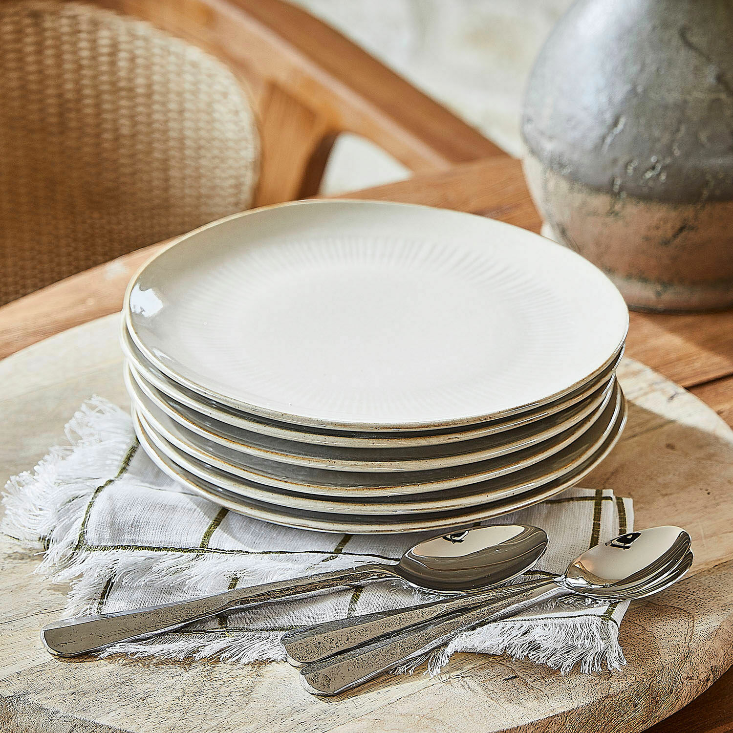 Dessertteller 6er Set Périers Sechser-Set cremefarbener Keramikteller mit feinem Muster und Metalllöffeln auf Leinenserviette