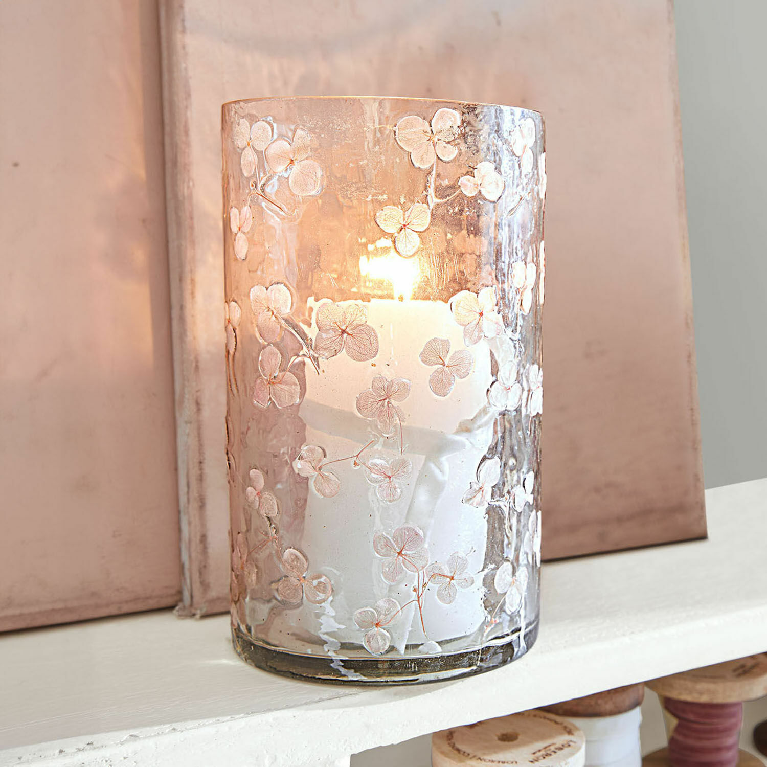 Windlicht Velindar Glaswindlicht mit weissen Blumenmustern und brennender Kerze, dekoratives Wohnaccessoire