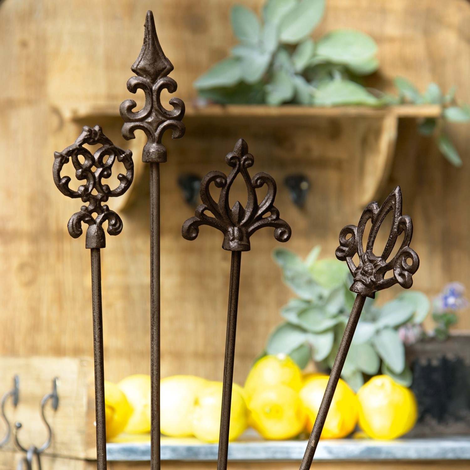 Rosenstäbe 4er Set Baton Vier dekorative Gartenstäbe aus rostigem Metall mit floralen Mustern für den Aussenbereich