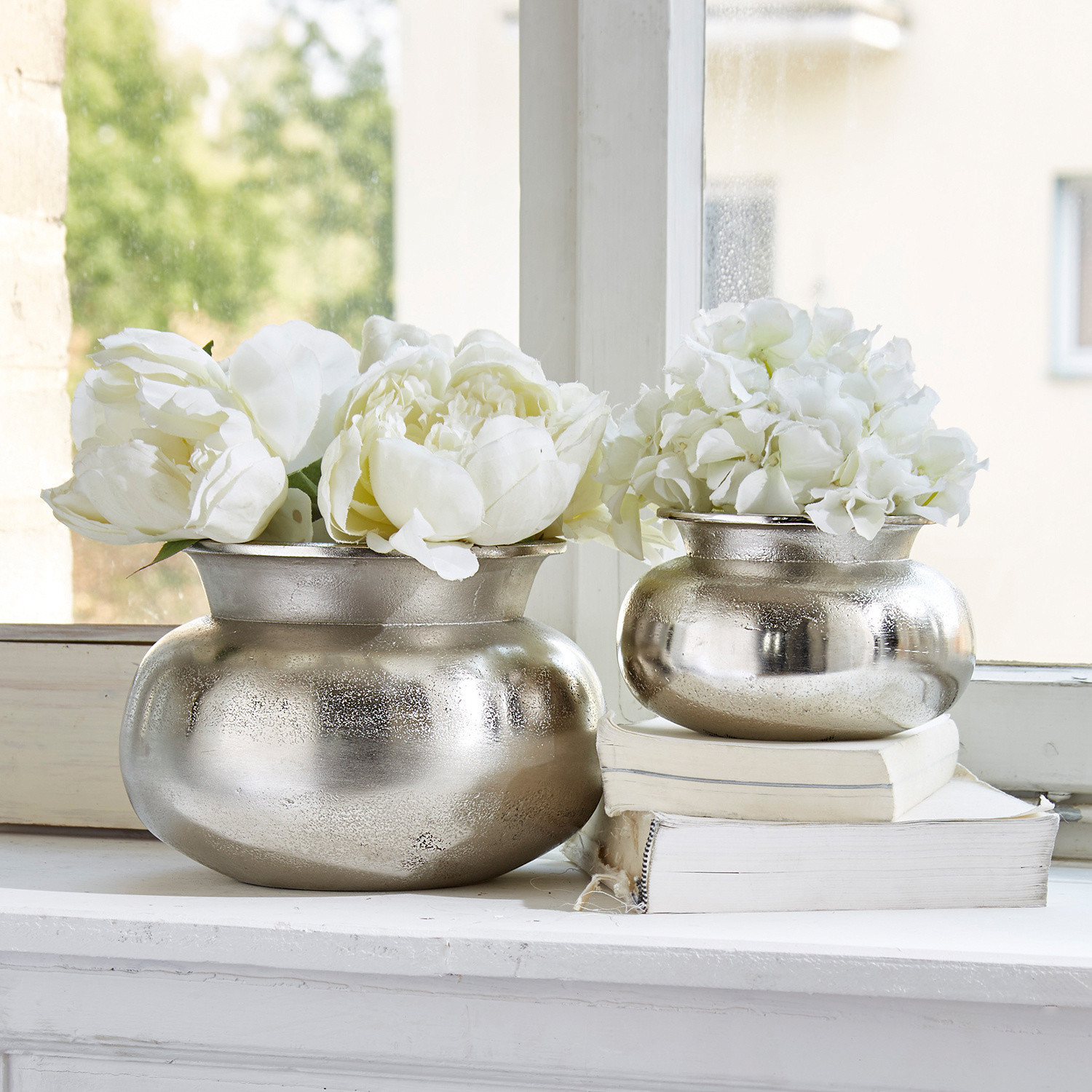 Vase 2er Set Clément Zwei silberne Metallvasen mit weissen Blumen auf der Fensterbank, Vintage-Dekoration für zu Hause