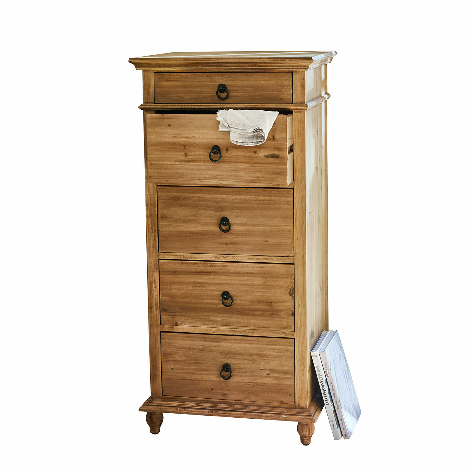Kommode Yewbridge Hohe Kommode aus Naturholz mit fünf Schubladen und schwarzen Metallgriffen