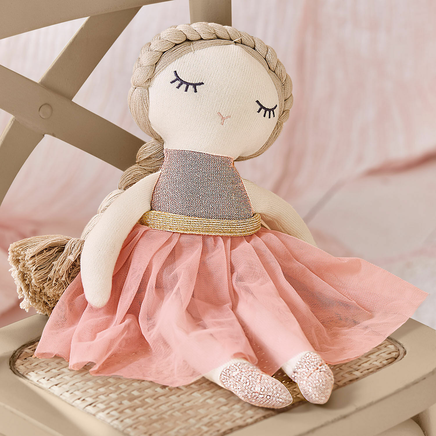 Stoffpuppe Pebblino Stoffpuppe mit rosa Tüllkleid und goldenem Gürtel auf beigem Stuhl sitzend, dekoratives Spielzeug