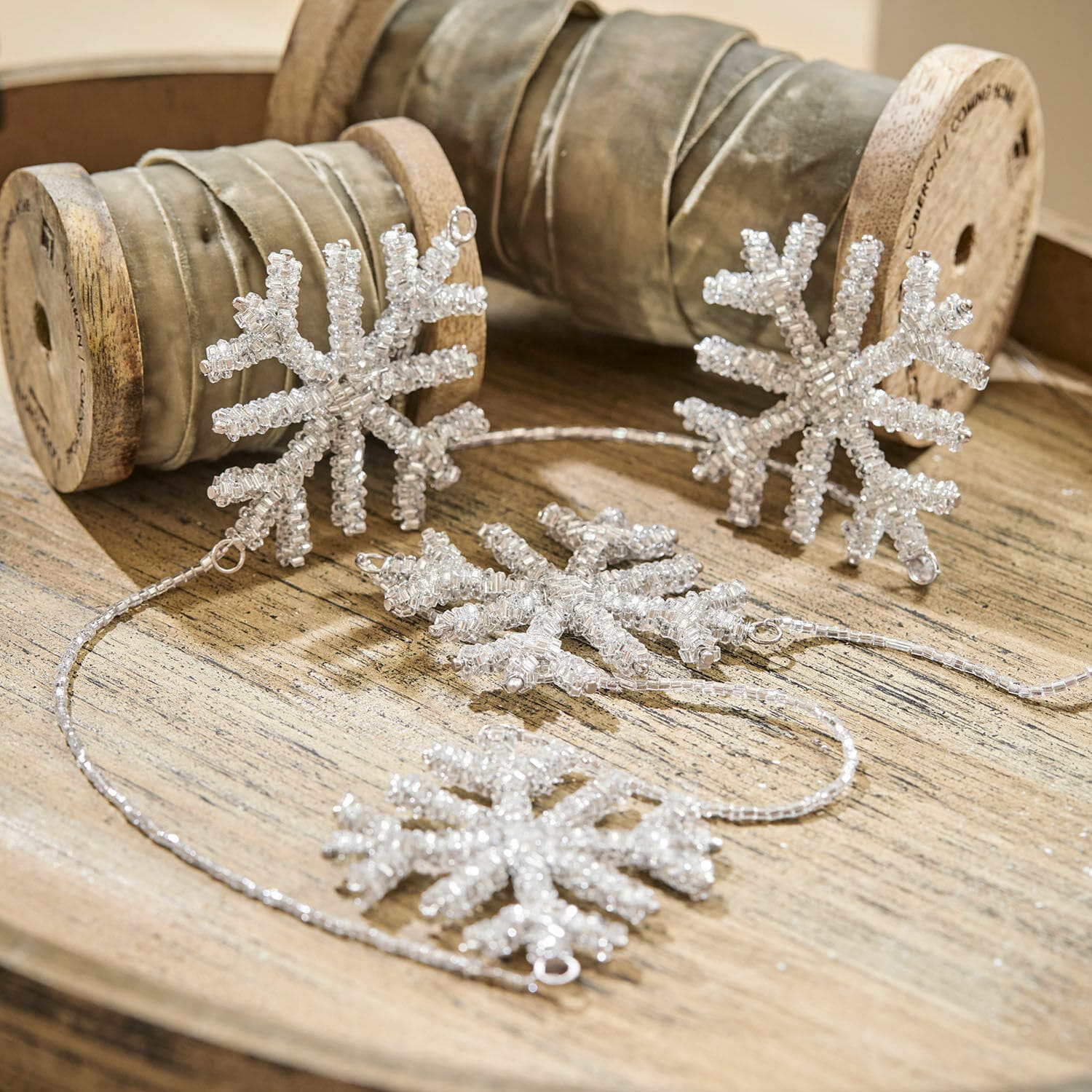 Girlande Snowflakes Dekorative Perlen-Schneeflocken-Kette auf Holztablett für festliche Weihnachtsdekoration