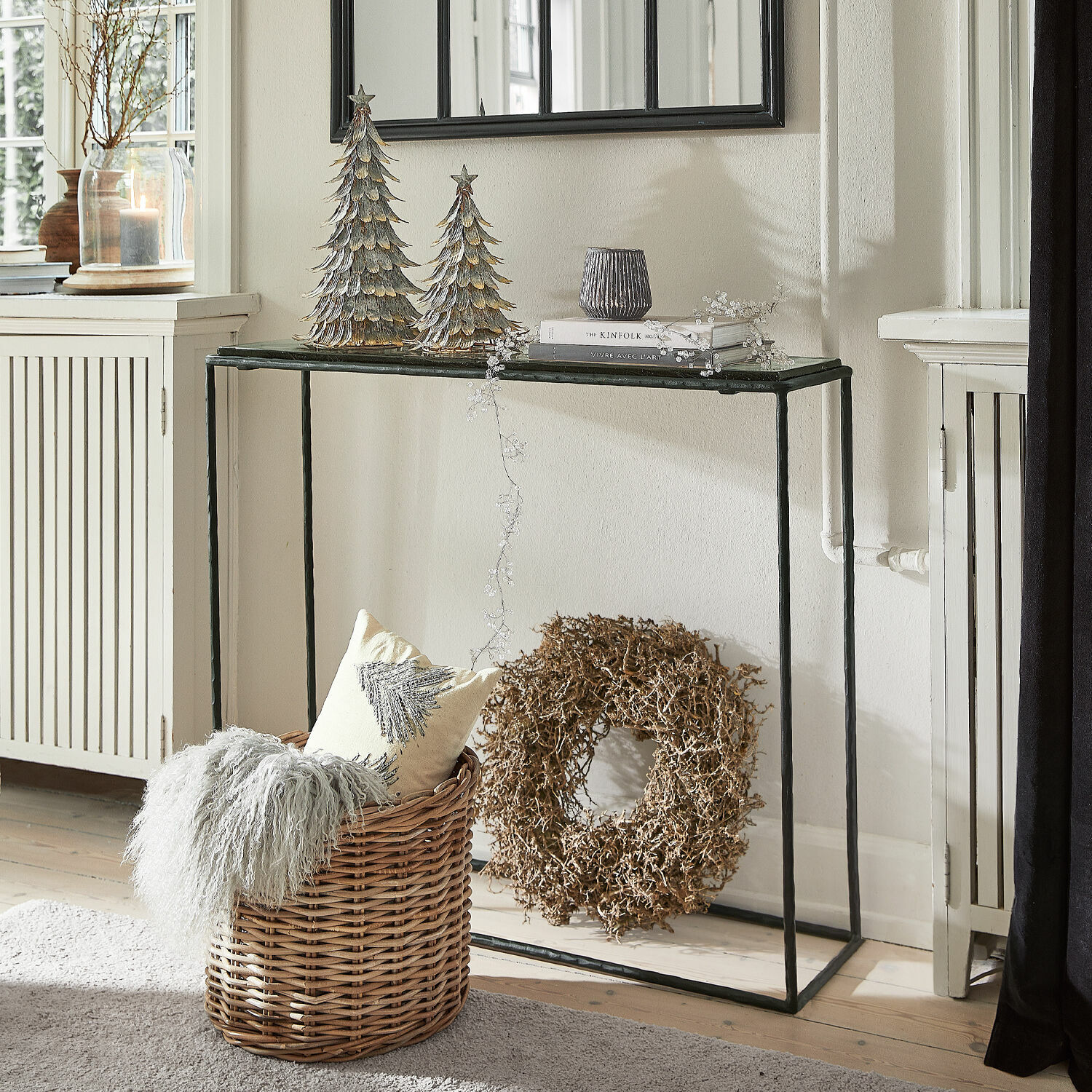 Konsole Moonvale Schwarze Metallkonsole mit Glasplatte, Weihnachtsdekoration und Korb mit Kissen und Decke
