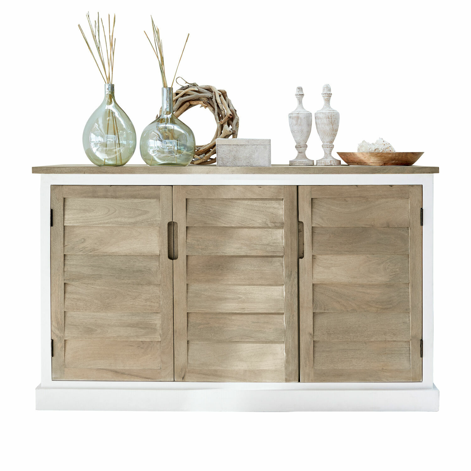 Sideboard Frapelle Kommode aus Holz in Natur- und Weisstönen mit Glas- und Holzdekorationen auf der Ablage