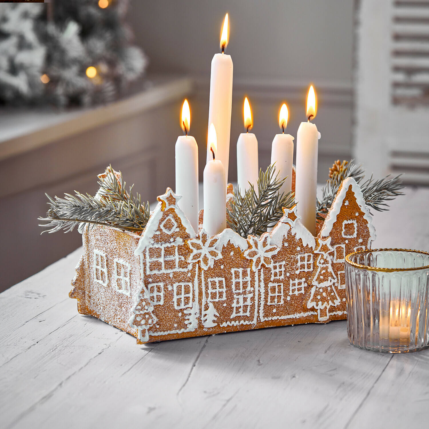Schale Anyama Adventskranz mit Lebkuchenhäusern und weissen Kerzen als festliche Weihnachtsdekoration