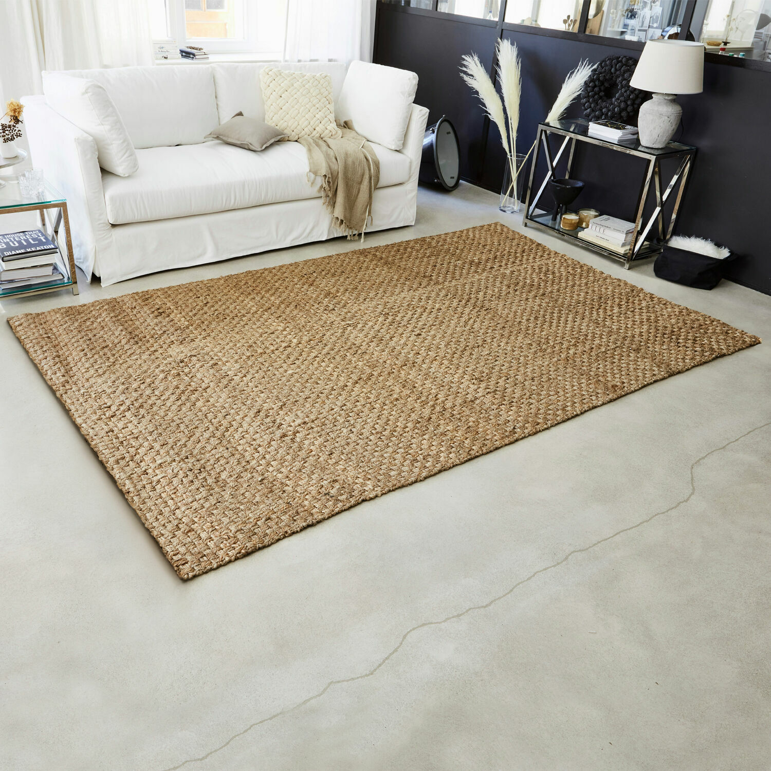 Teppich Daoukro Grosser Teppich aus natürlicher Jute in Beige auf hellem Boden in modernem Wohnzimmer