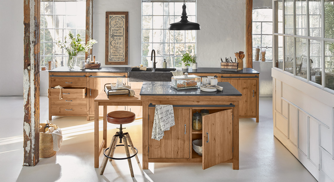 Landhausküche im Morgenlicht