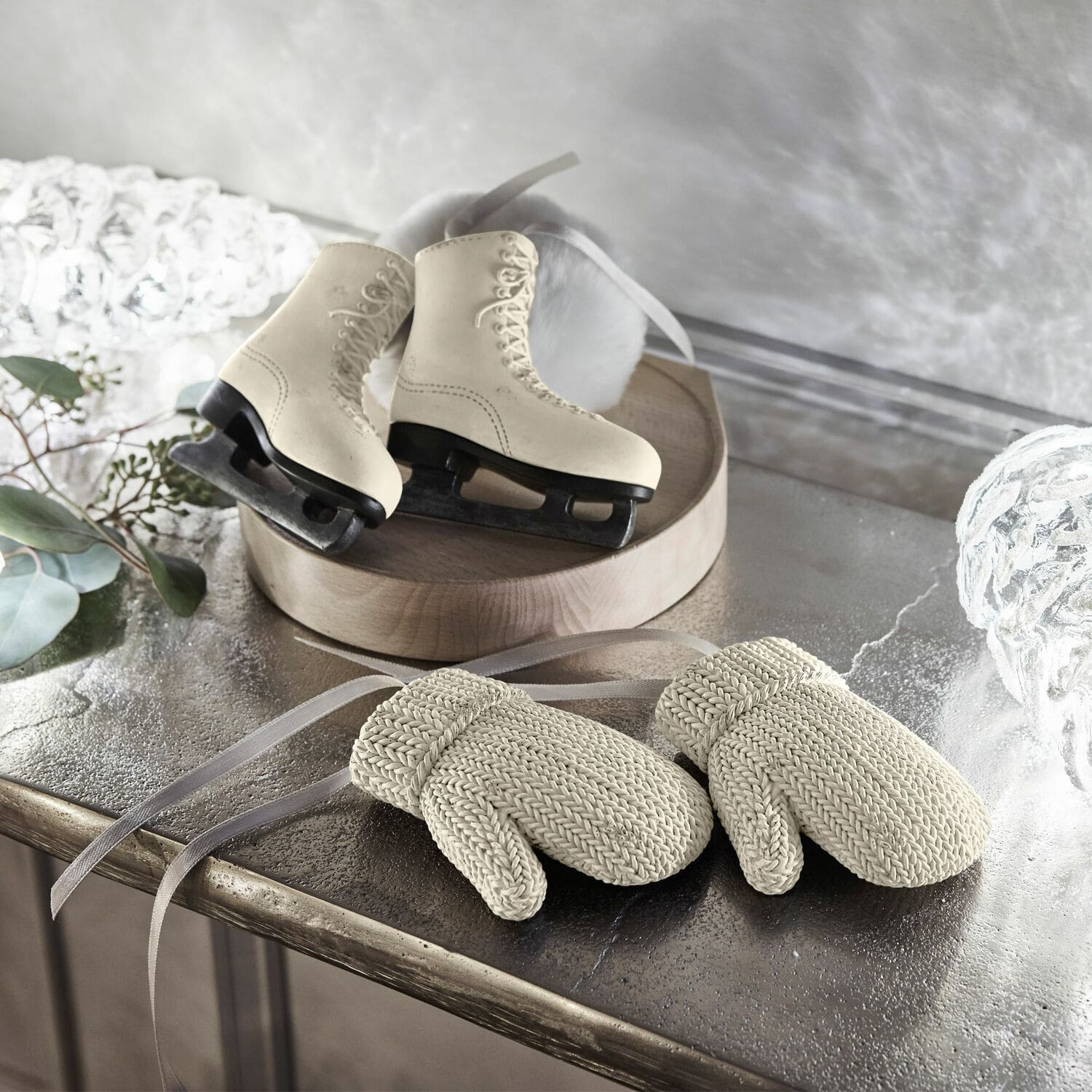 Anhänger 4er Set Collines Dekorative weisse Schlittschuhe und gestrickte Fäustlinge auf einem Metalltisch in winterlicher Dekoration